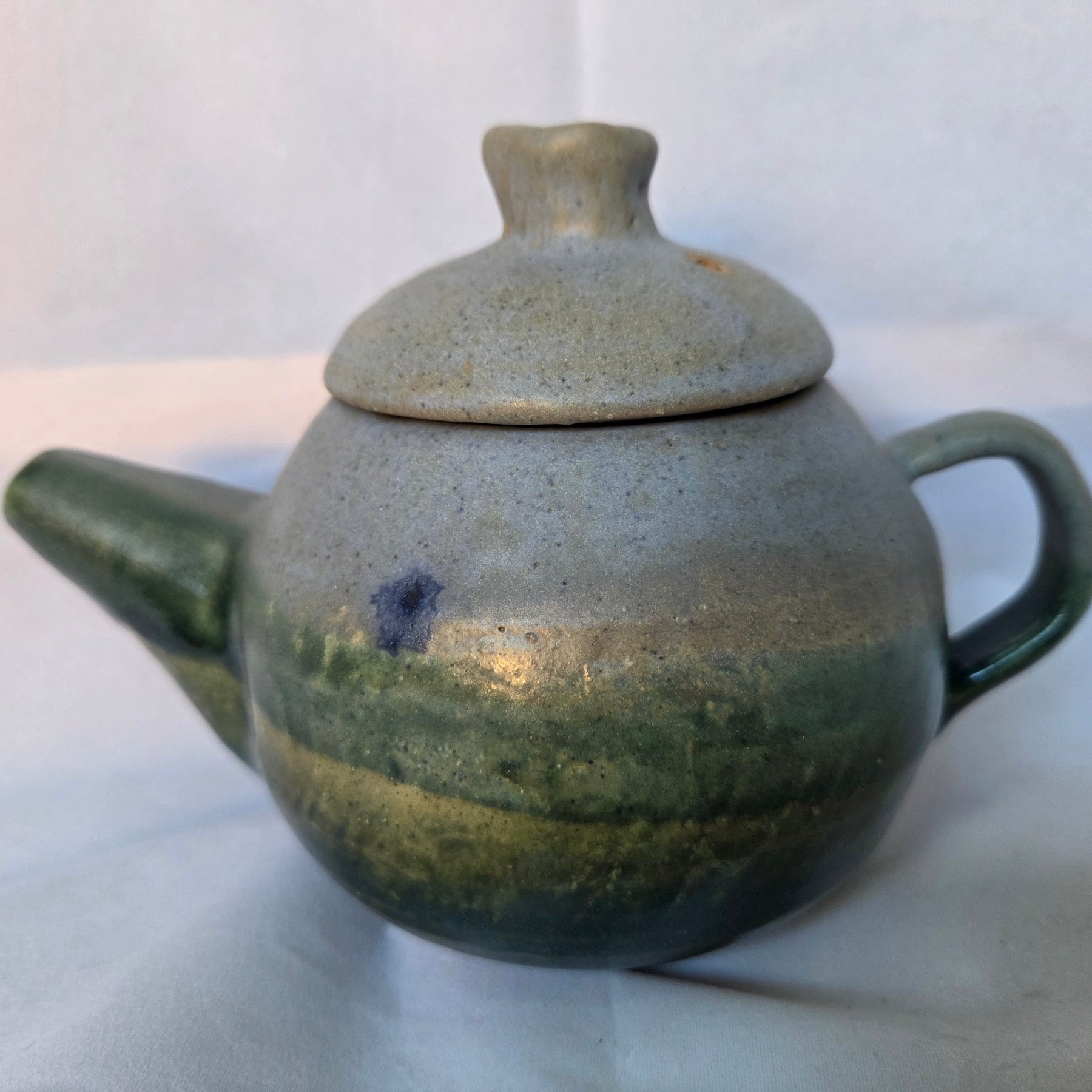 Ceramic Tea pot. 1-2 cup size. Fully glazed with lid