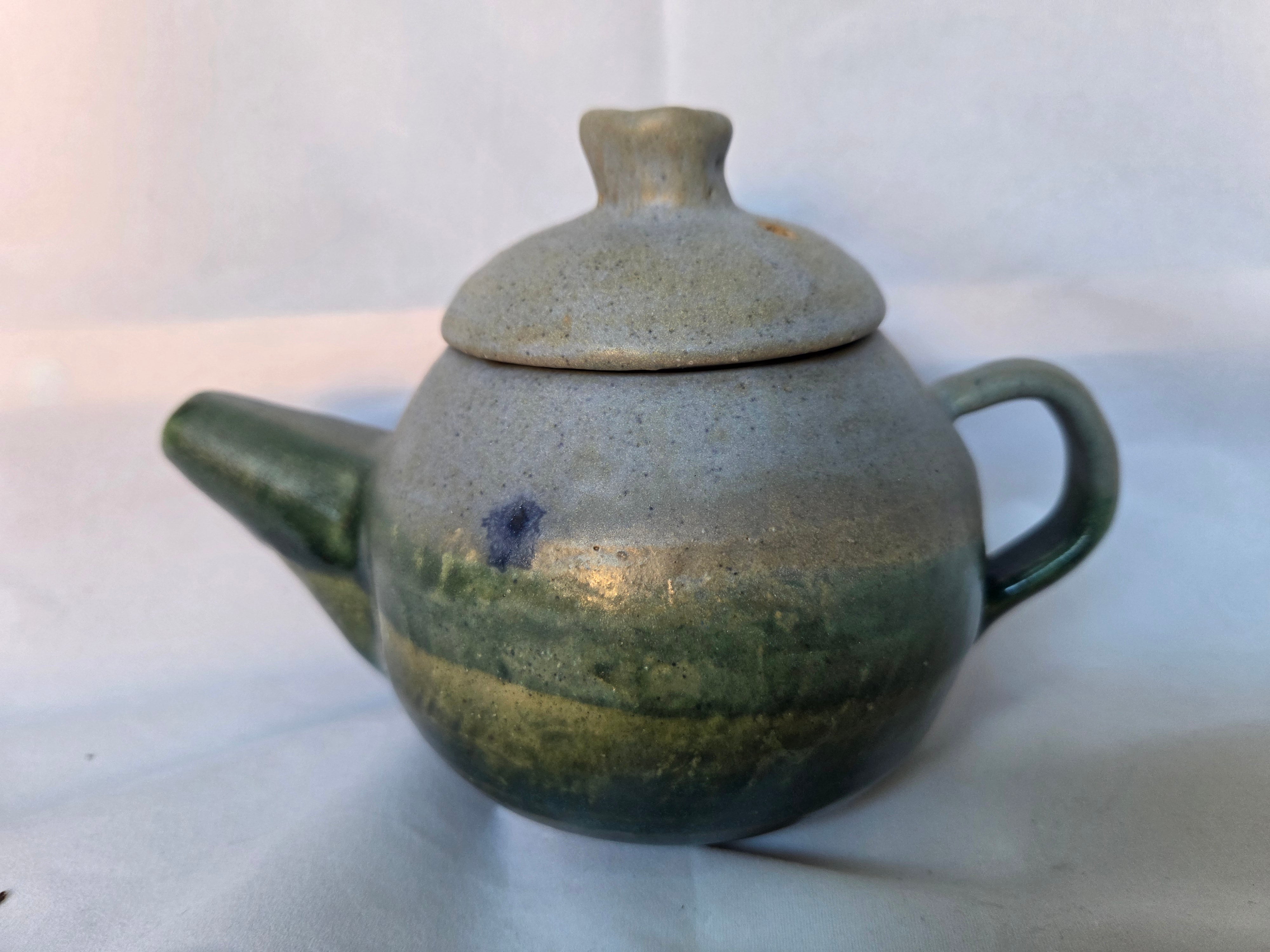 Ceramic Tea pot. 1-2 cup size. Fully glazed with lid