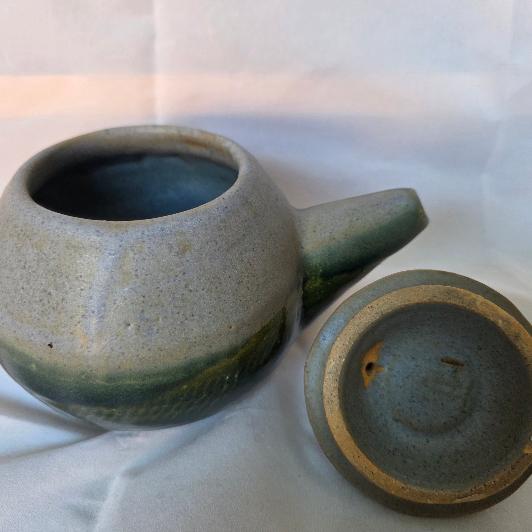 Ceramic Tea pot. 1-2 cup size. Fully glazed with lid