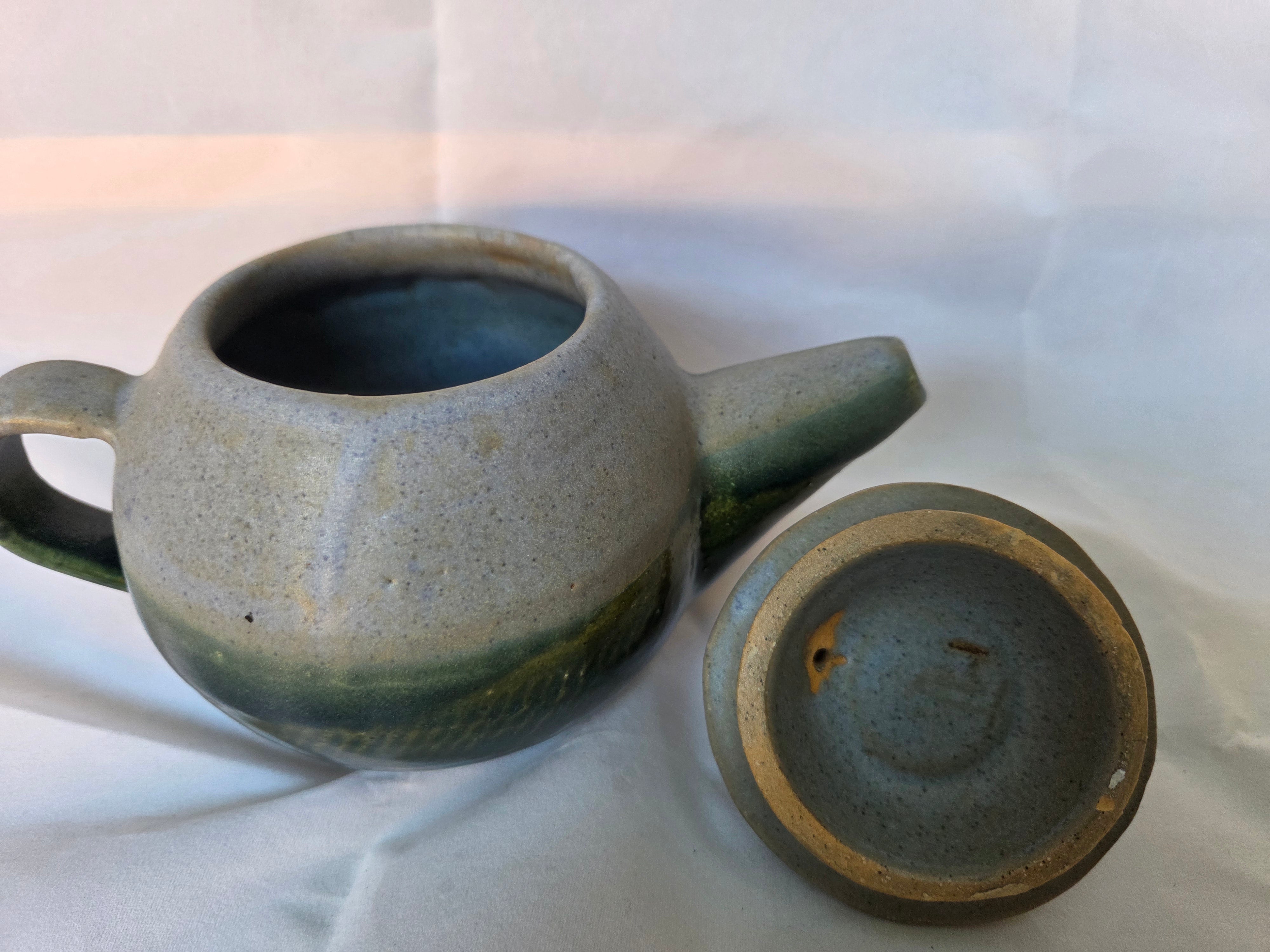 Ceramic Tea pot. 1-2 cup size. Fully glazed with lid