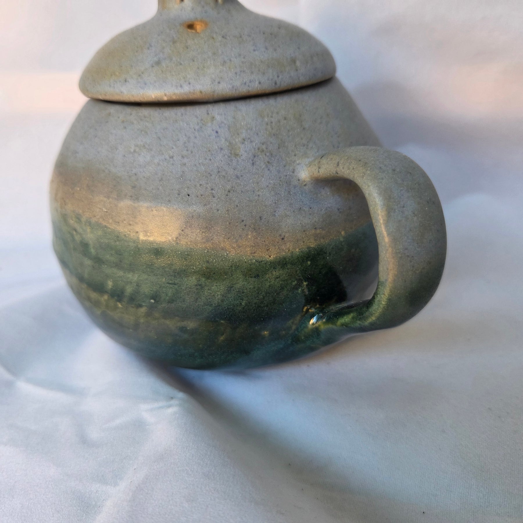 Ceramic Tea pot. 1-2 cup size. Fully glazed with lid