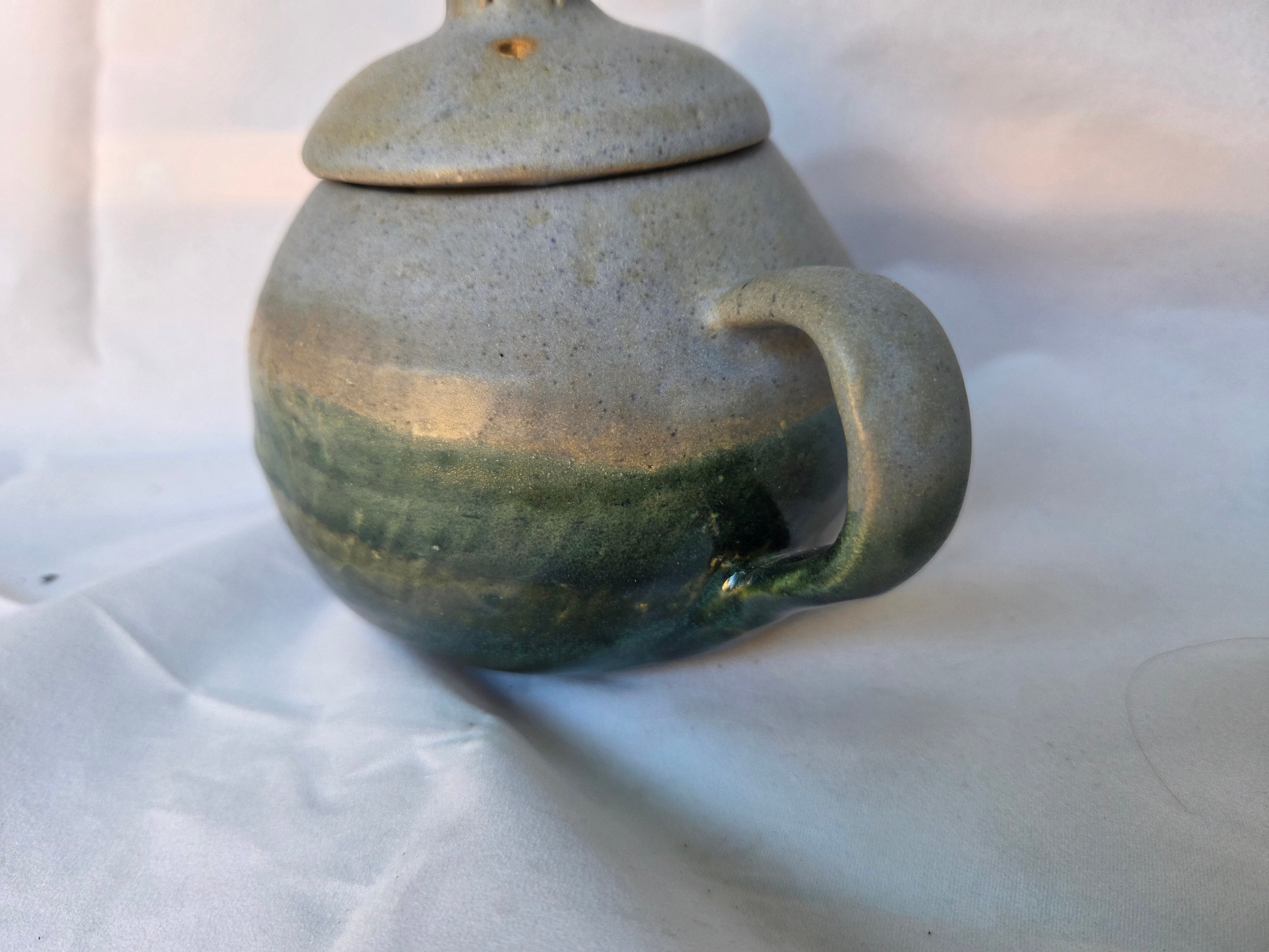 Ceramic Tea pot. 1-2 cup size. Fully glazed with lid