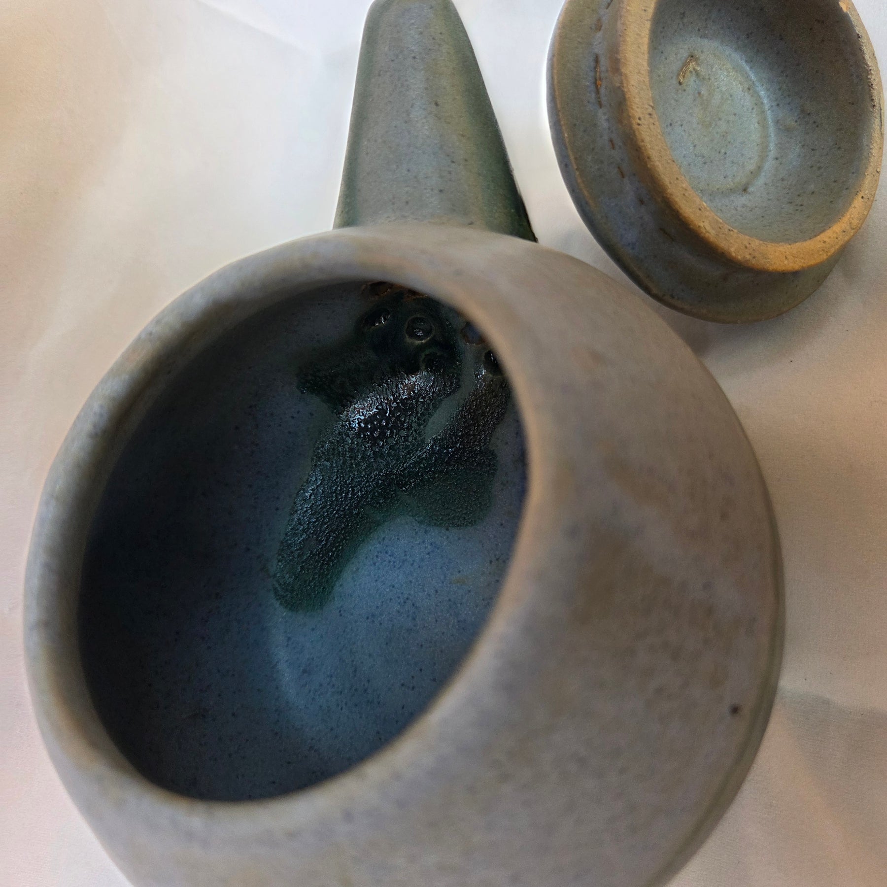 Ceramic Tea pot. 1-2 cup size. Fully glazed with lid