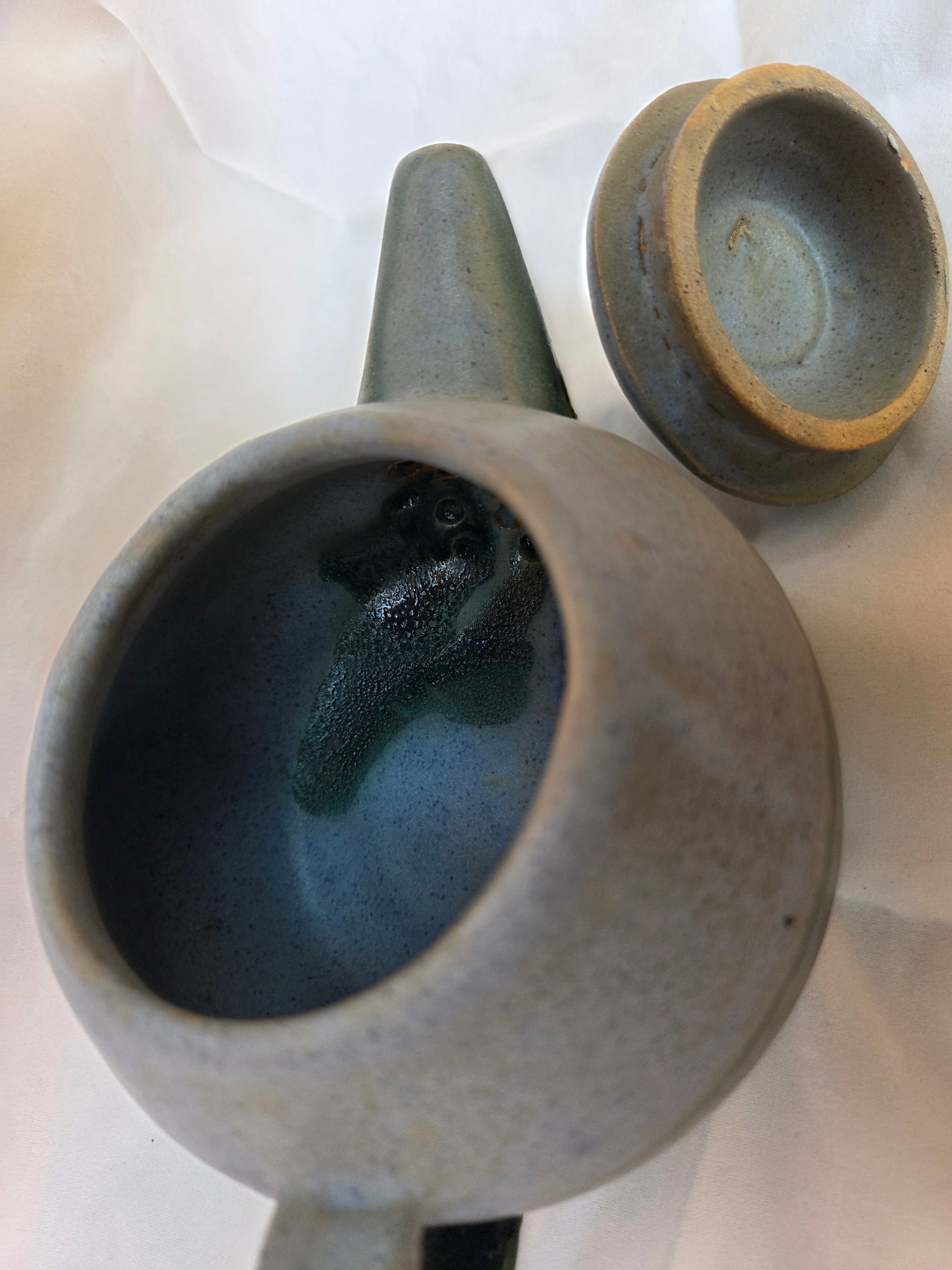 Ceramic Tea pot. 1-2 cup size. Fully glazed with lid