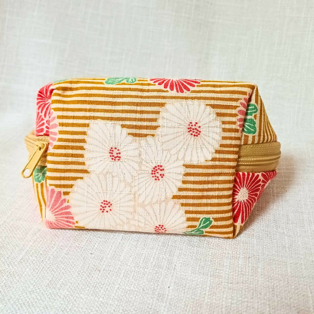 maru-ya_halfmoon pouch_yellow chrysan 4