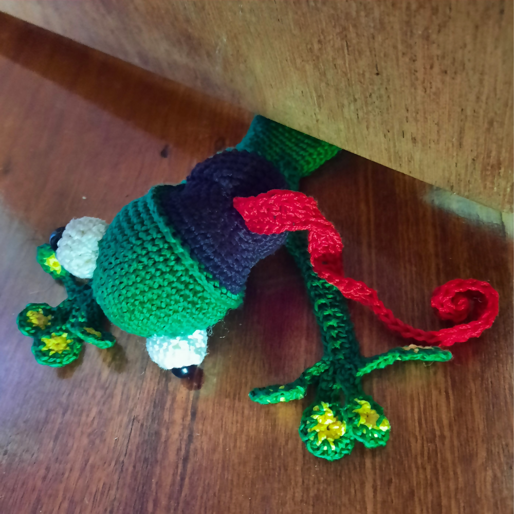 Squashed-frog-doorstop-forest-green-head-top-view-Australian-made-watch-the-birdy-crochet