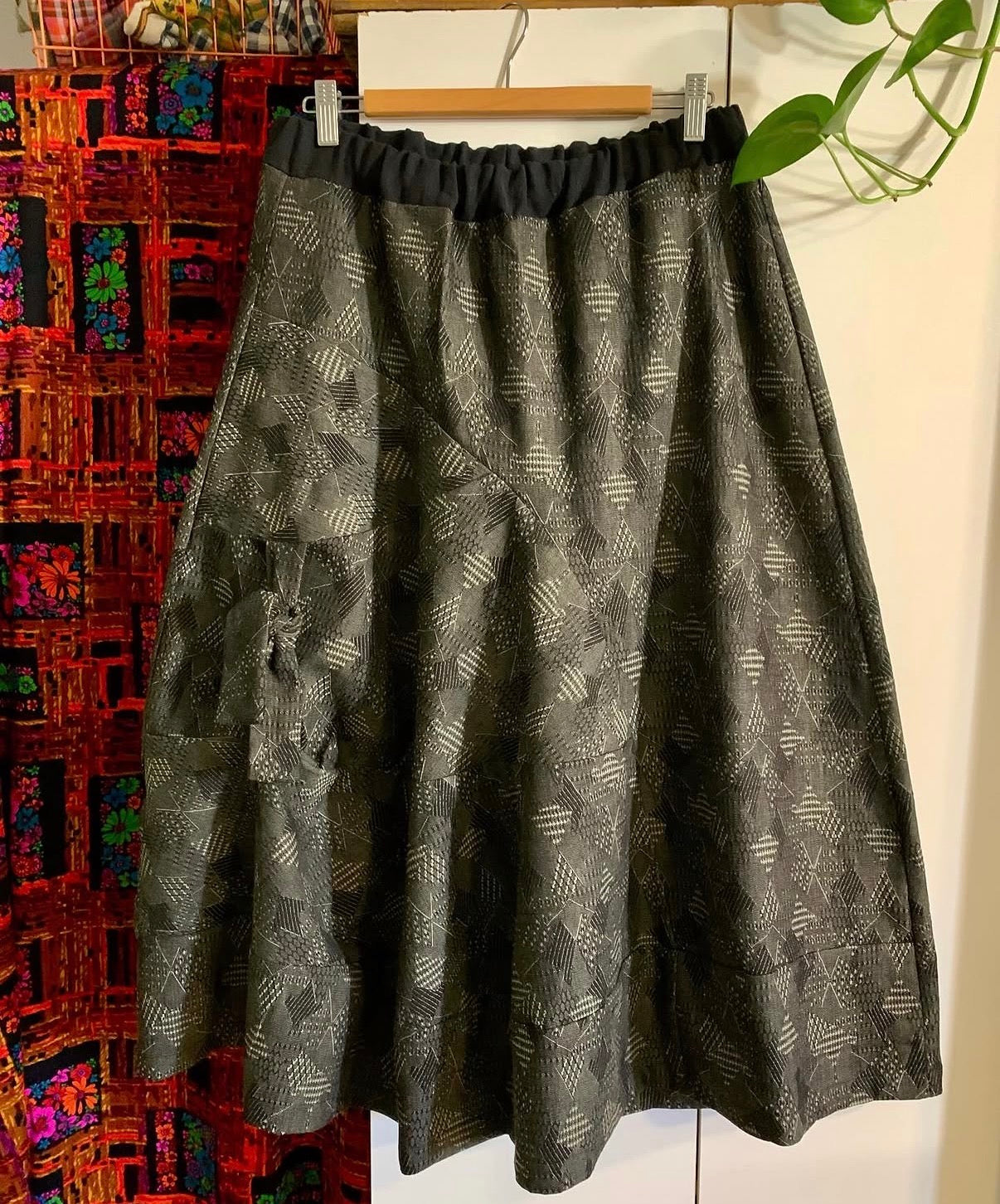 Gorgeous black textured cotton sunrise skirt - large 12-14 - vintage fabrics - violetclothing - free postage