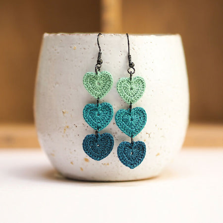 Chain of hearts micro-crochet earrings - green