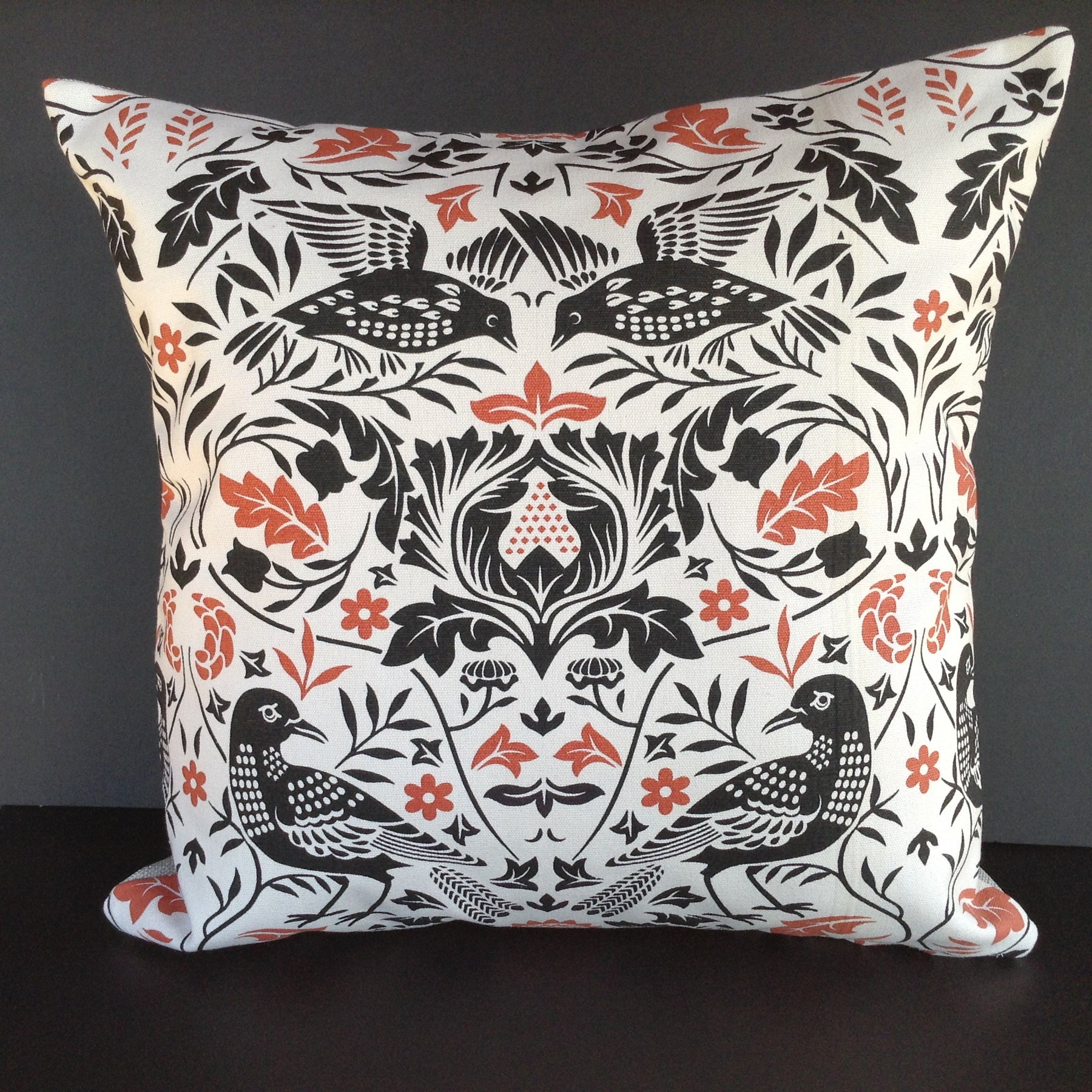 Floral cushion cover featuring bird detail. 45x45cm