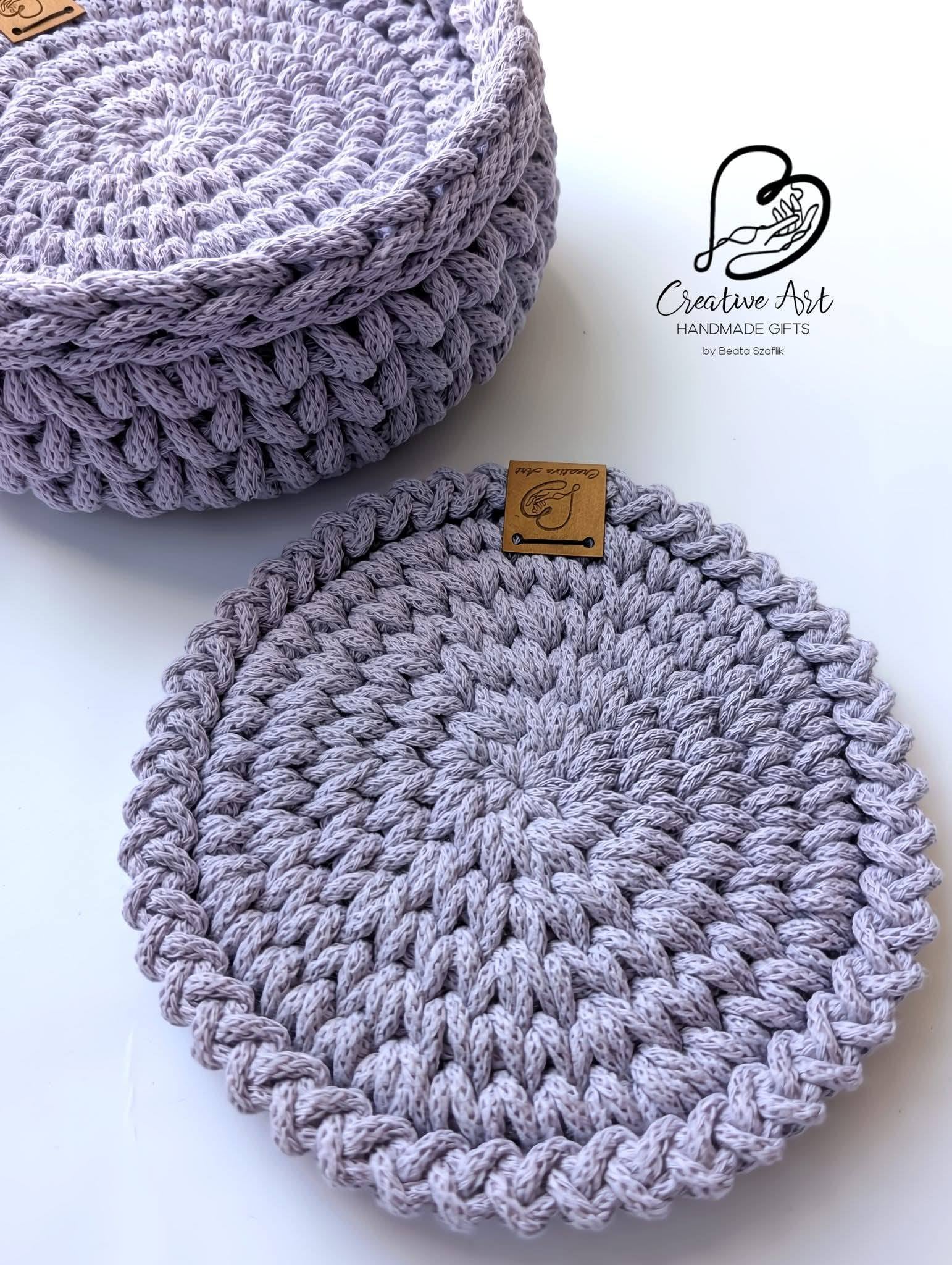 Set of 4 jumbo coasters in a round basket