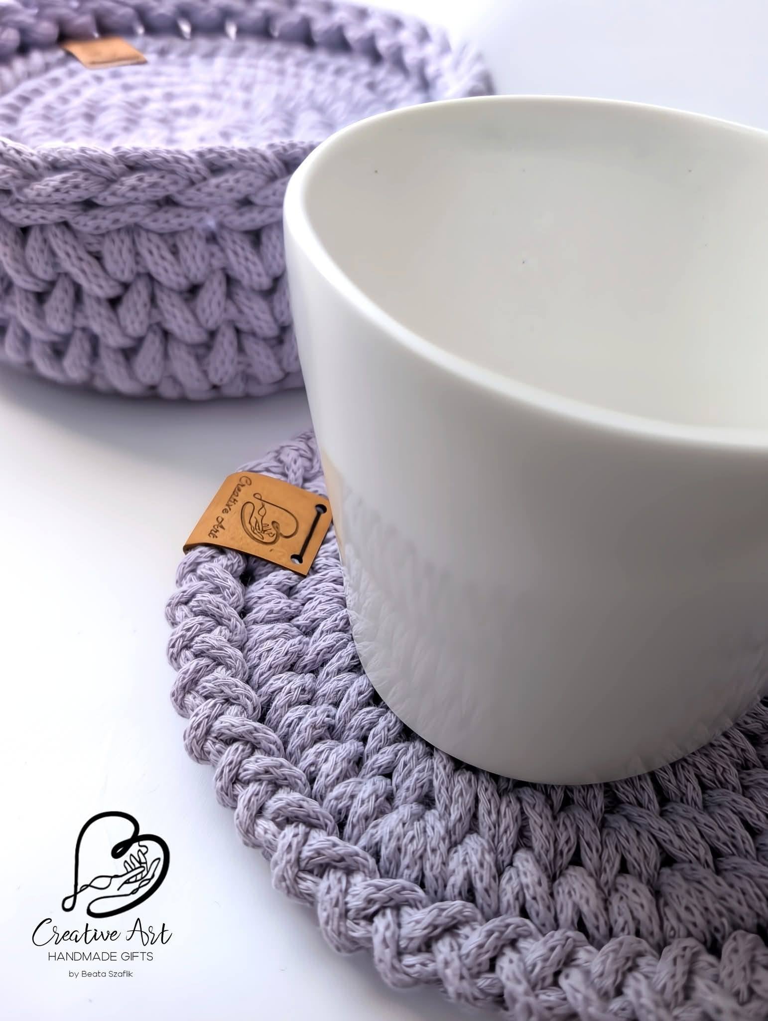 Set of 4 jumbo coasters in a round basket