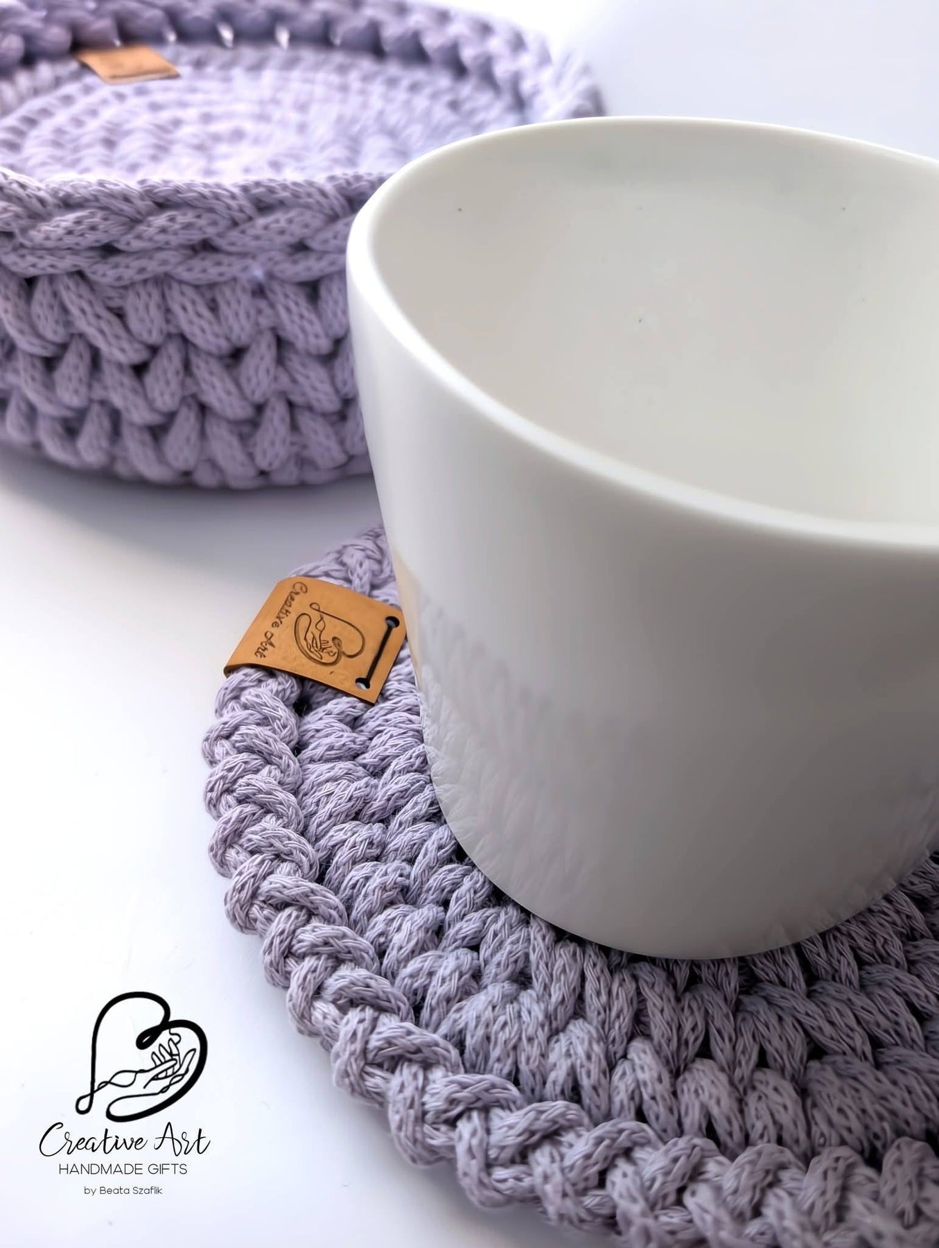 Set of 4 jumbo coasters in a round basket