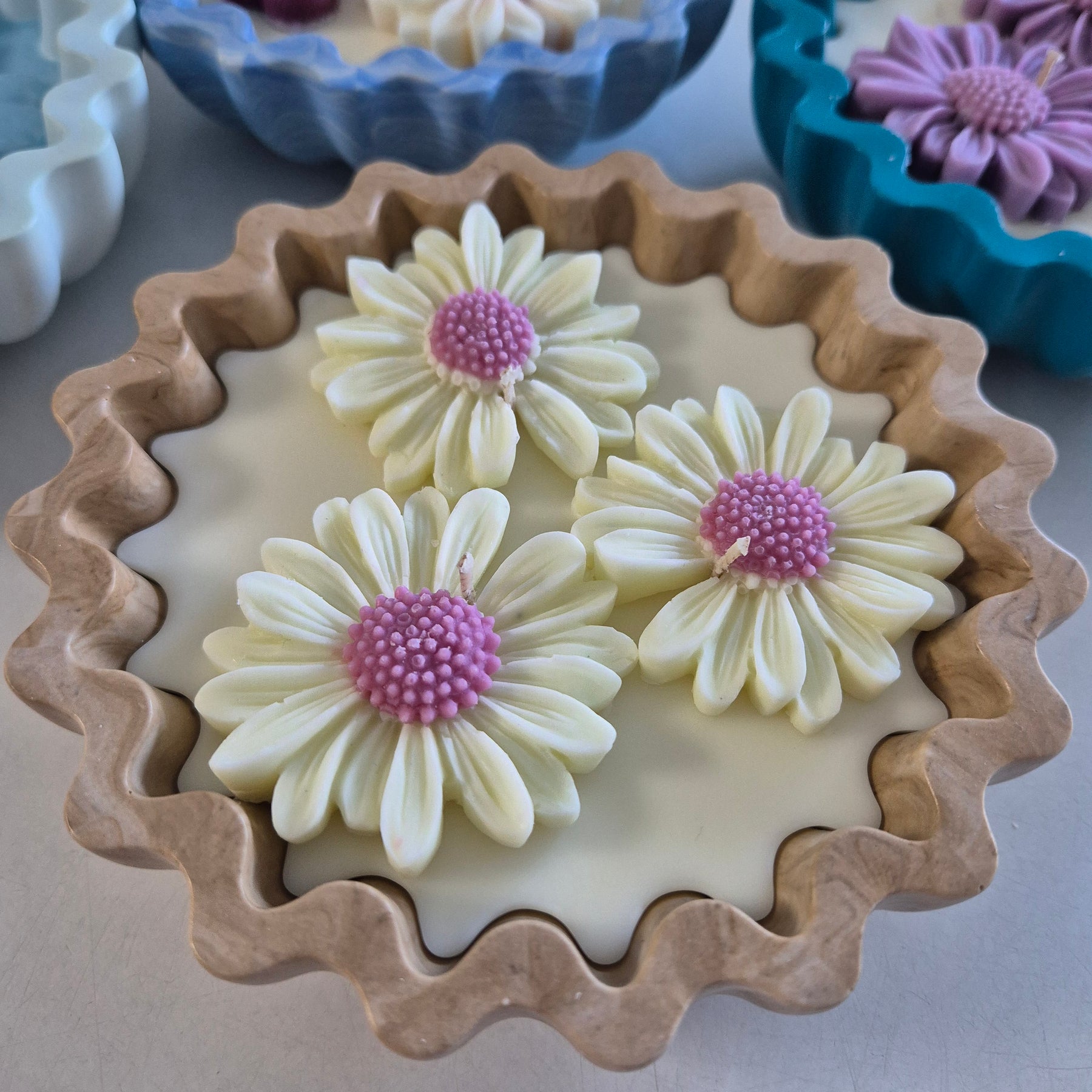 Eco-concrete daisy bowl candle with rose and lavender