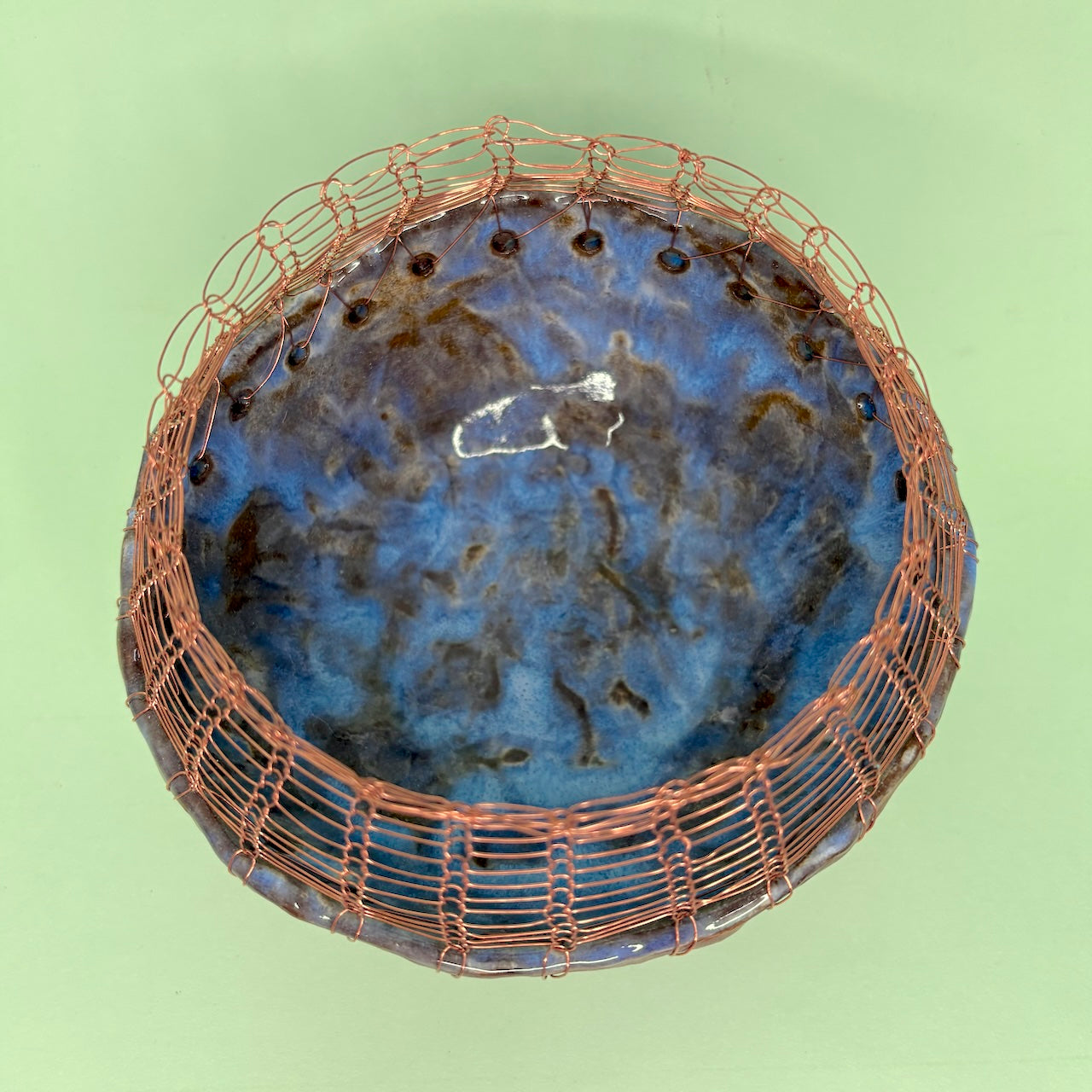 Ceramic bowl with knitted wire