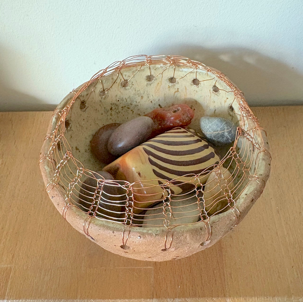 Ceramic bowl with knitted wire