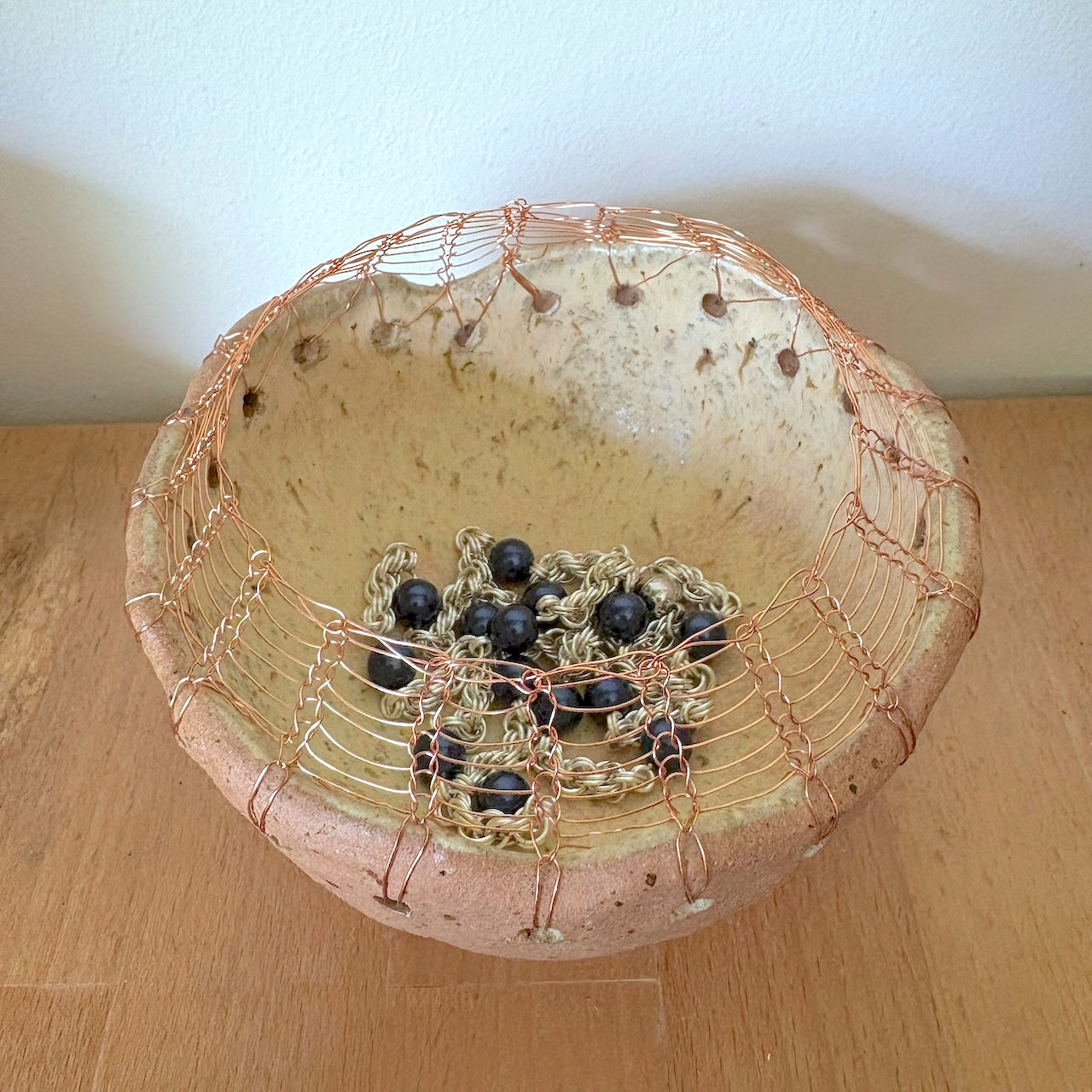 Ceramic bowl with knitted wire