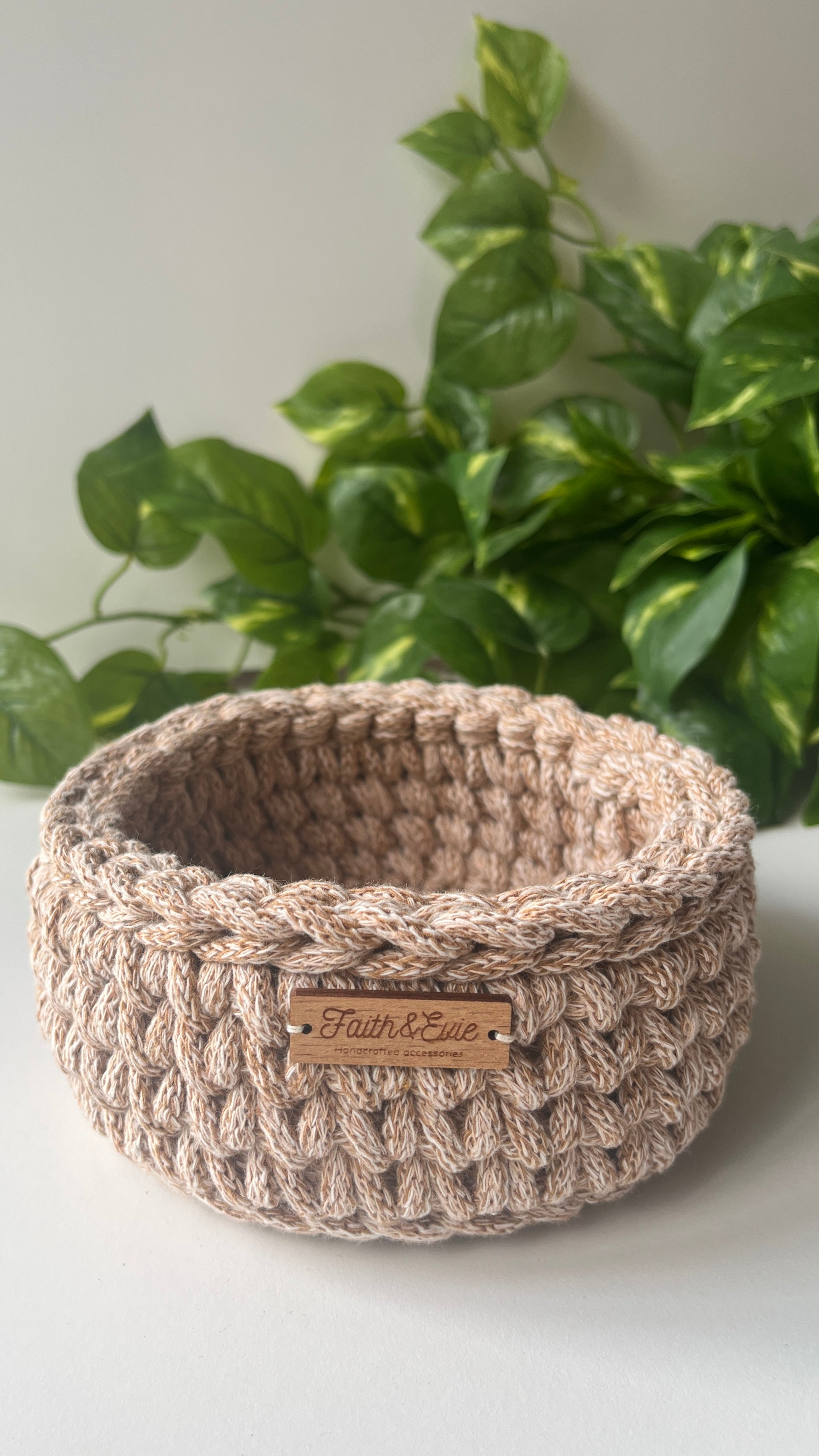 Small crochet basket - caramel fleck