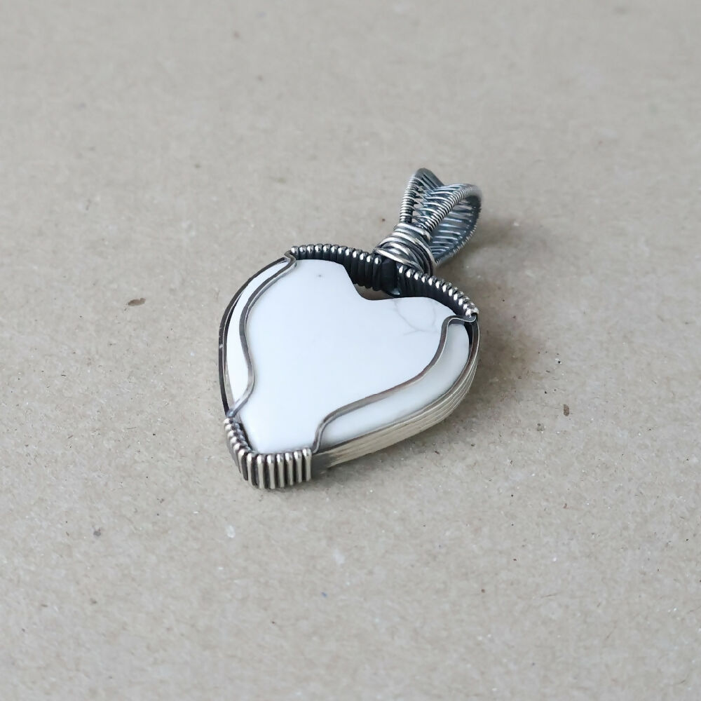 PJS05754_04_HowliteHeartPendant_C