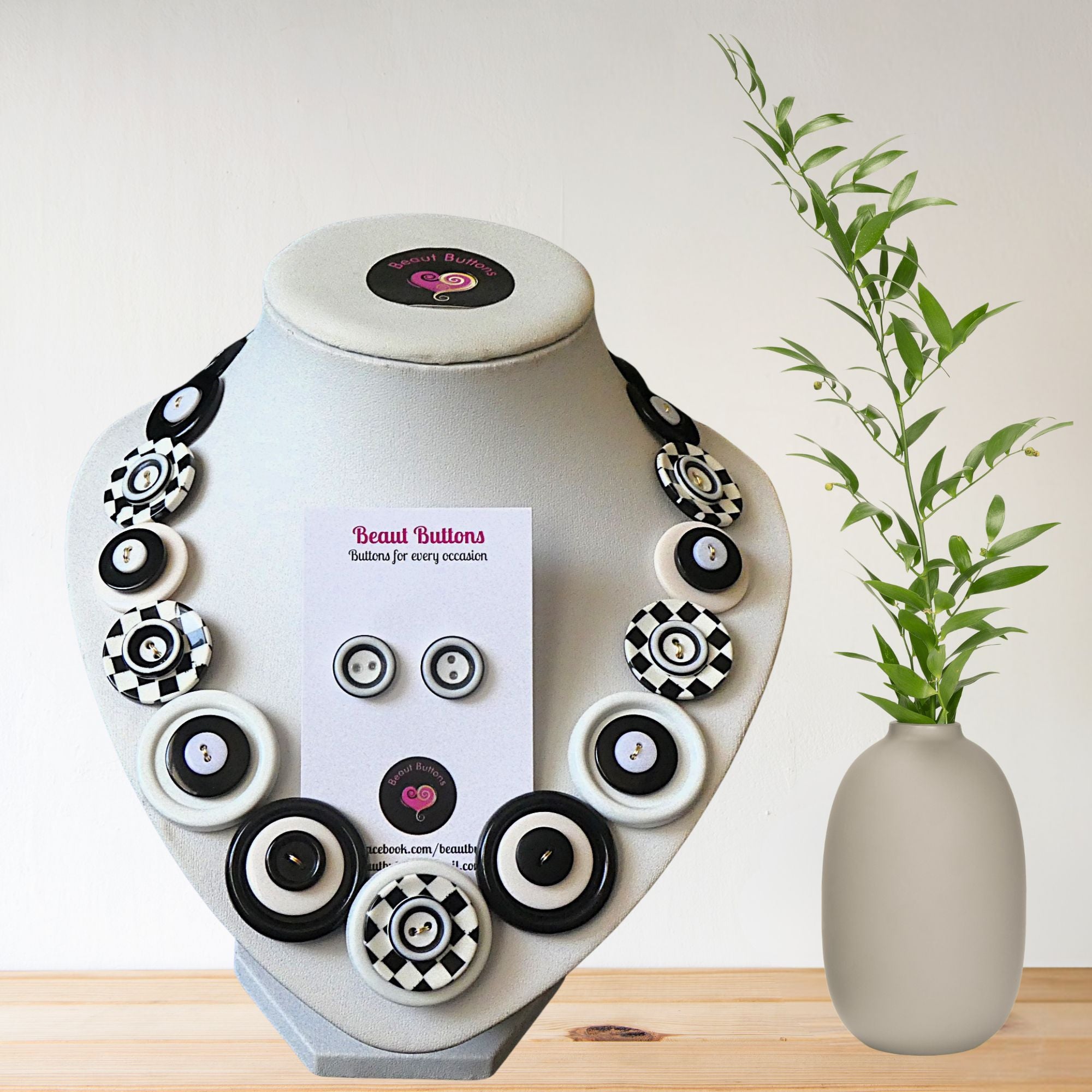 Button necklace and earrings - Checkmate