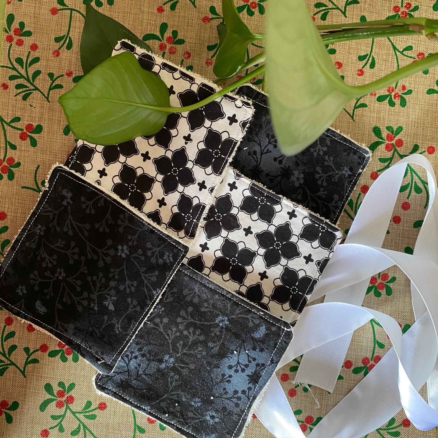Black & White Floral Reusable Makeup Remover Pad –