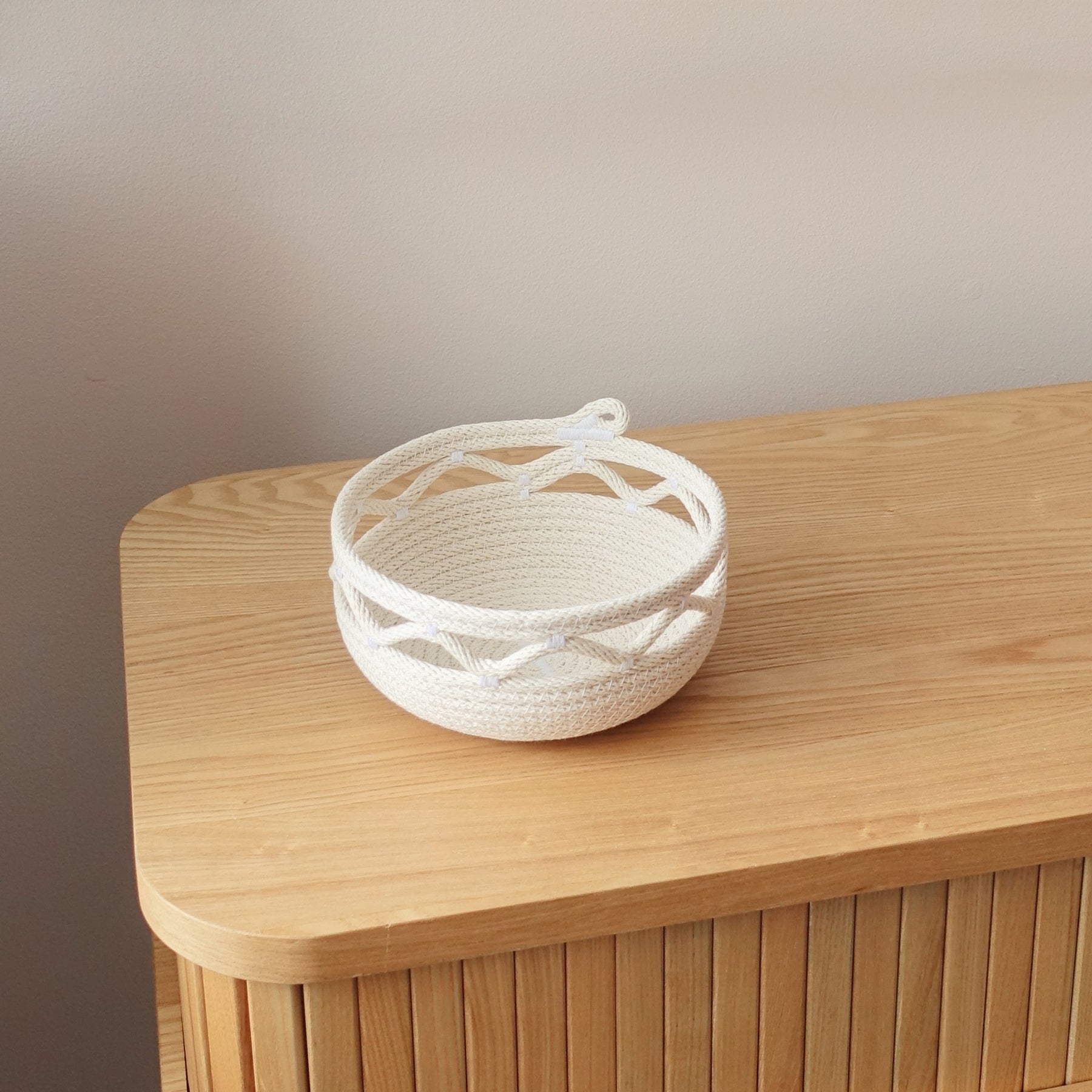 Wavy detail key bowl rope basket