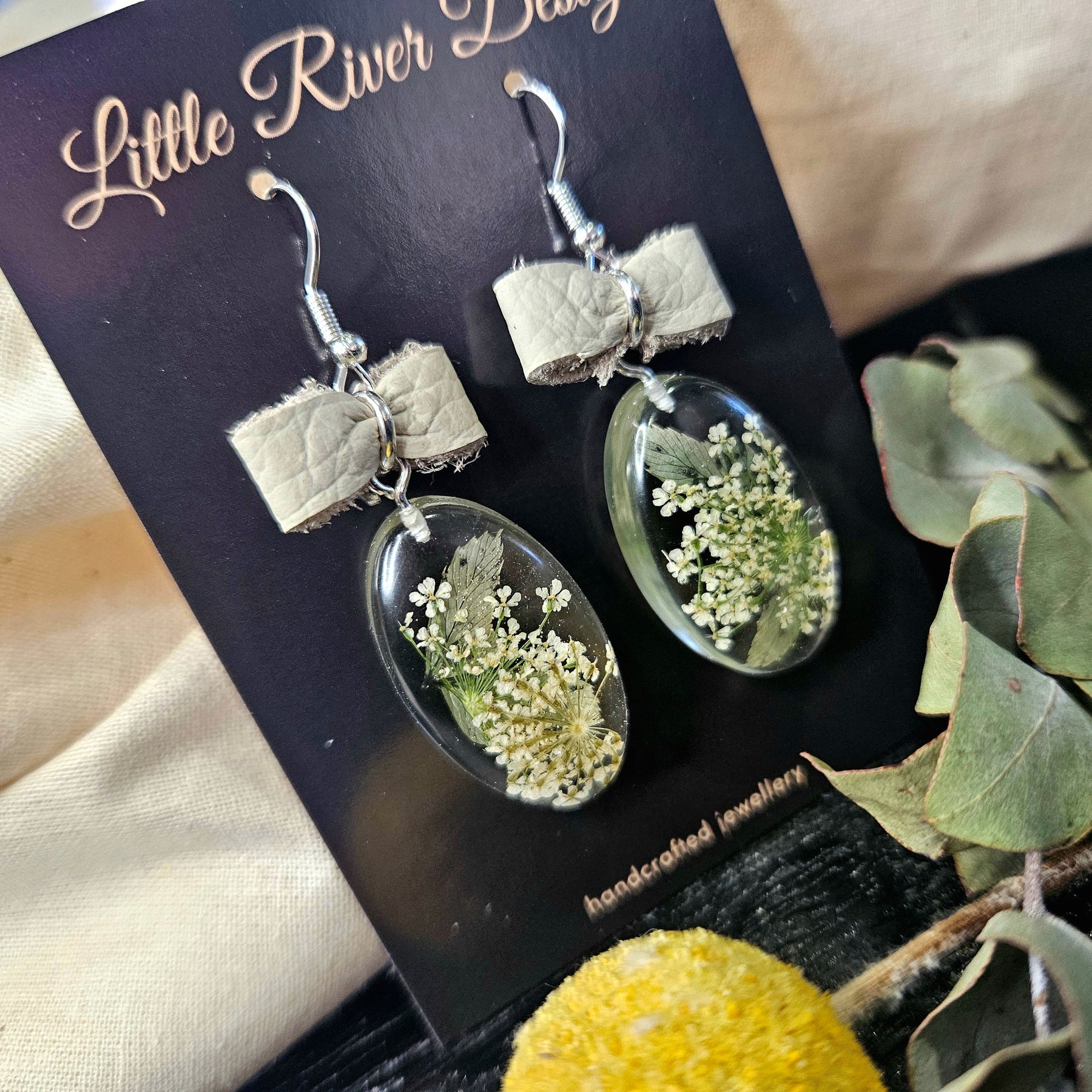 Handmade Earrings with a little Bouquet of Flowers in Resin and Leather Bow.🌿