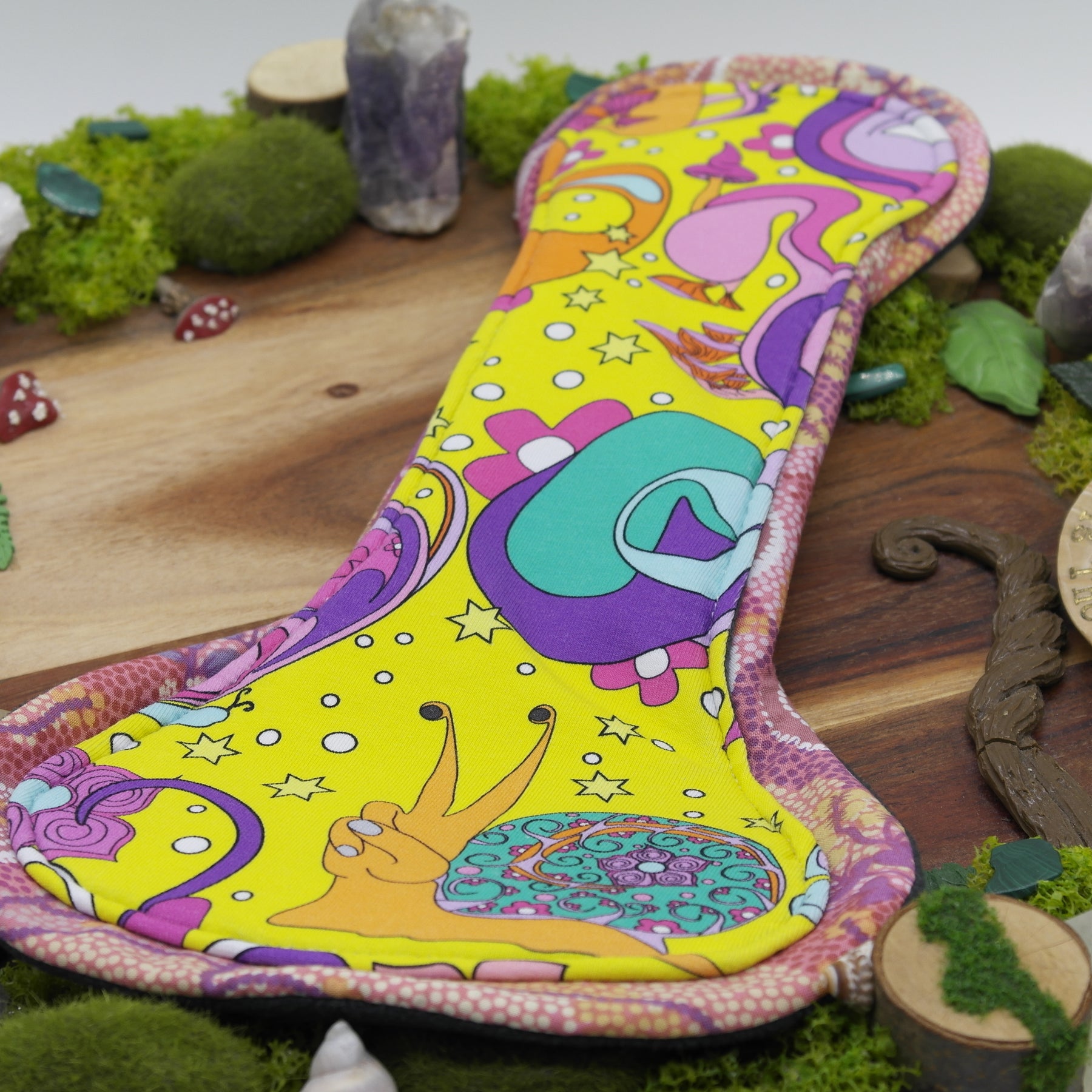 Eco-friendly reusable cloth pad 14" heavy (Mega Curvy Flare) - Hippy snail