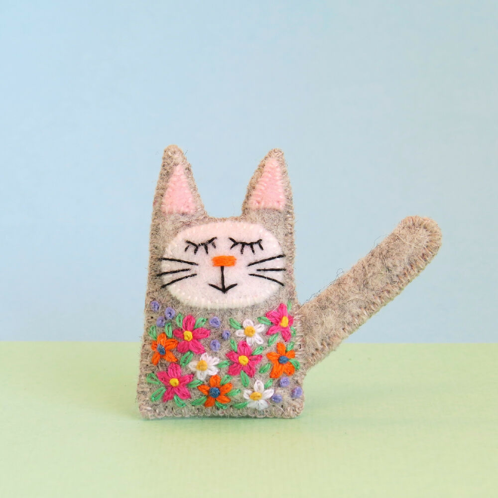 Embroidered Cat Brooch _ SDC _ 8b