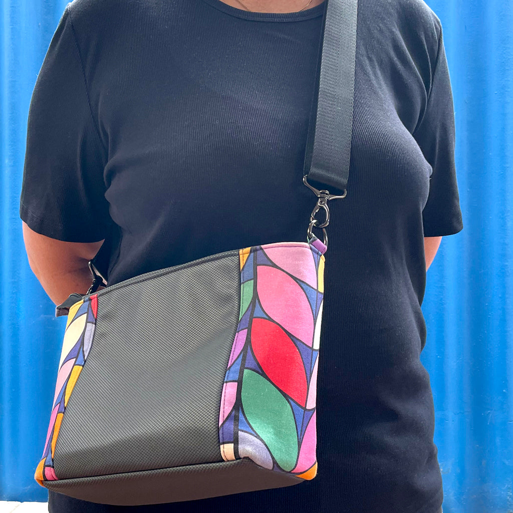 Mid-sized crossbody bag with lots of internal pockets