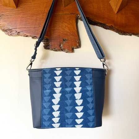 Mid-sized crossbody bag with lots of internal pockets