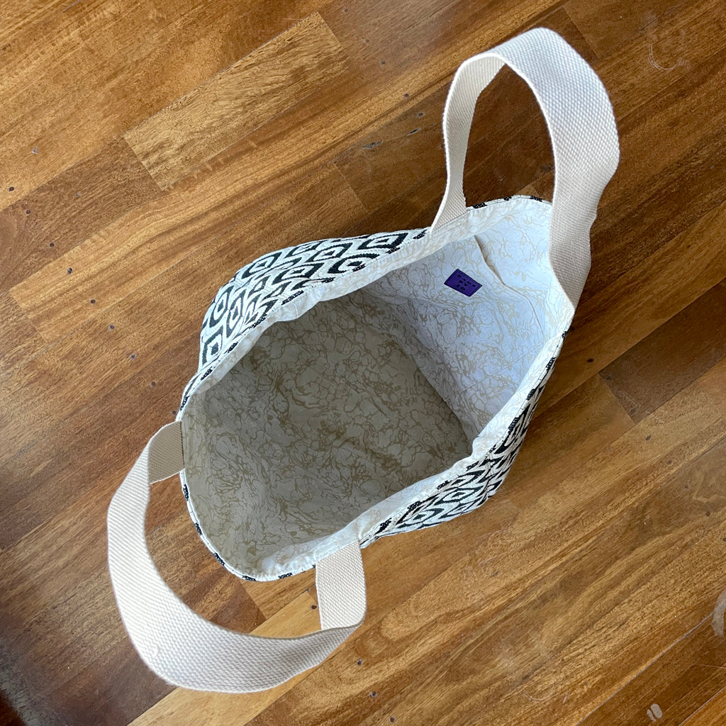 Tote bag with pockets