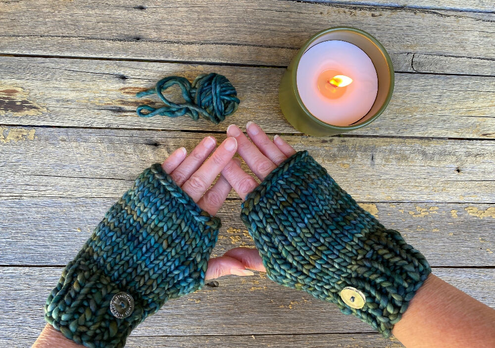 Sierra Handwarmer Staceysknitwits Malabrigo Draco - narrow fingers