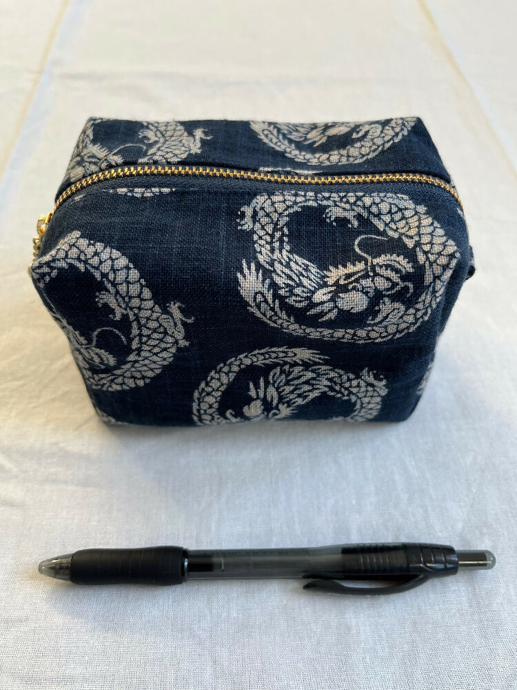 Zipper pouch dragon