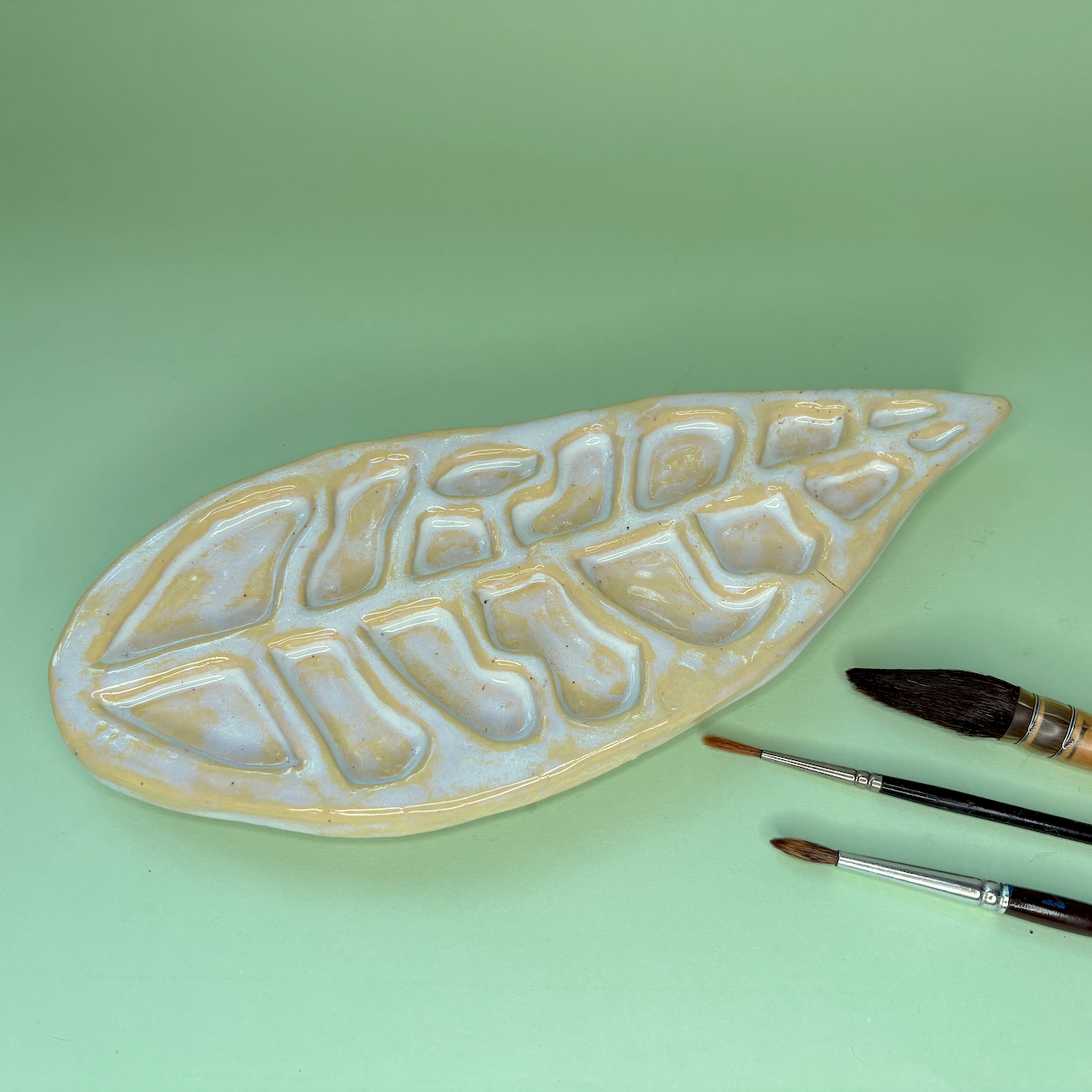 Ceramic handmade paint palette – leaf design