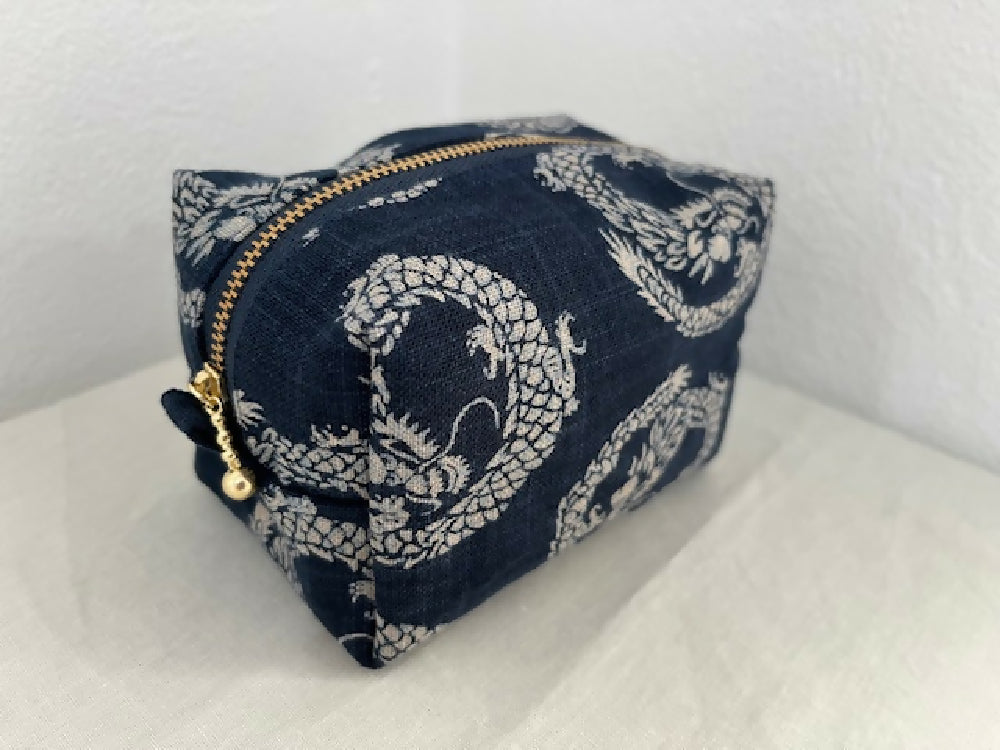 Zipper pouch dragon