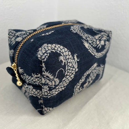 Zipper pouch dragon