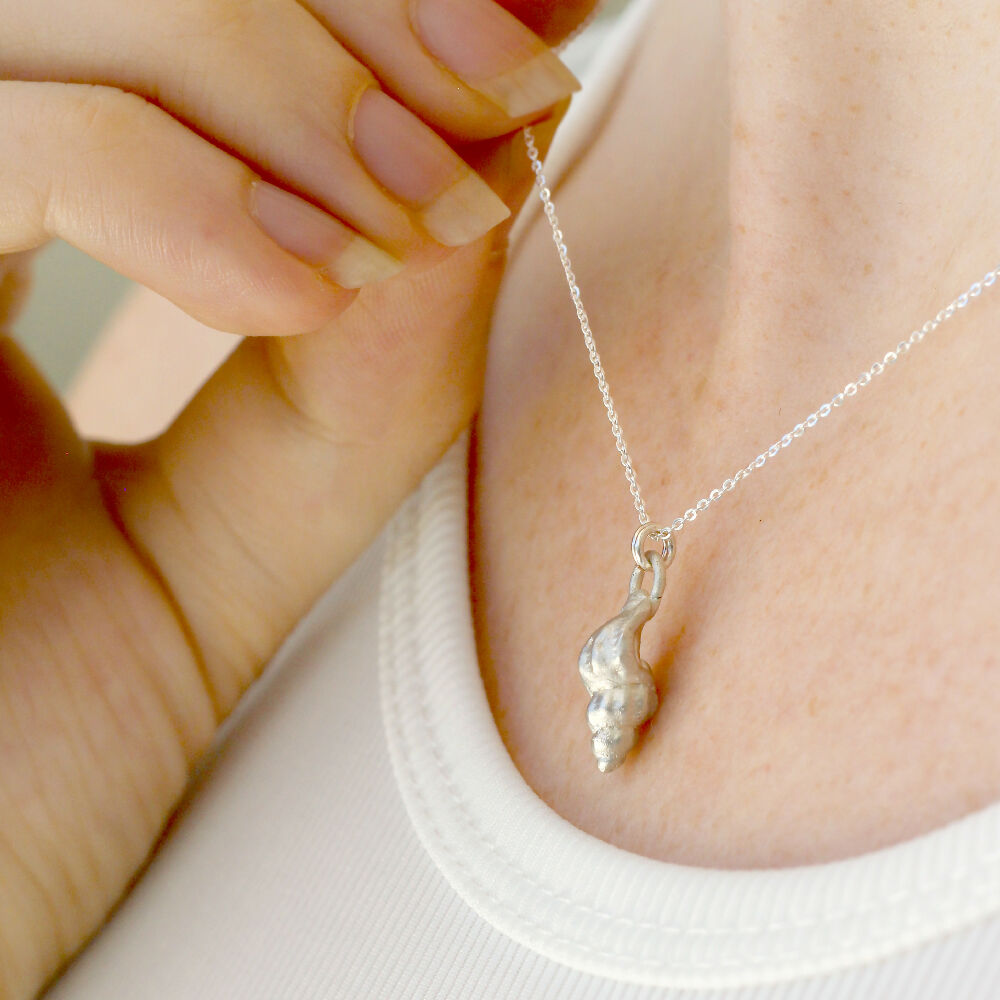 Silver shell necklace