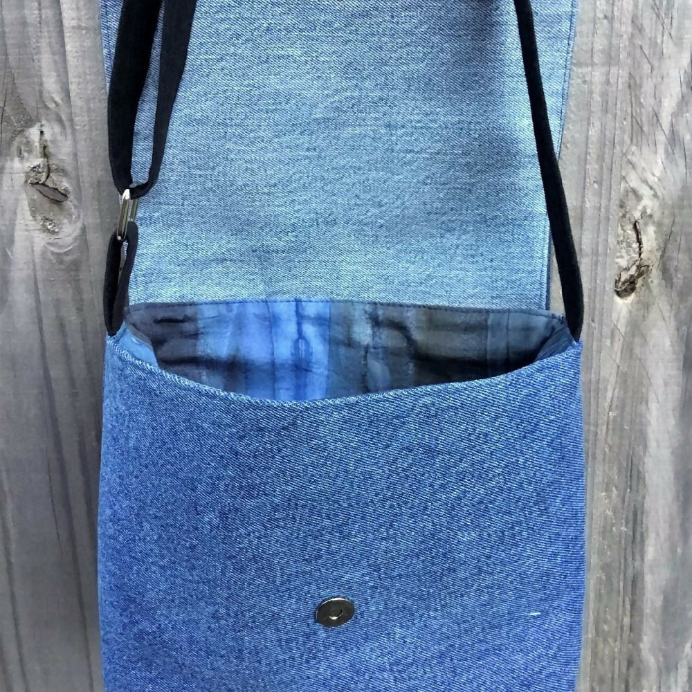 Upcycled_denim_messenger_01g