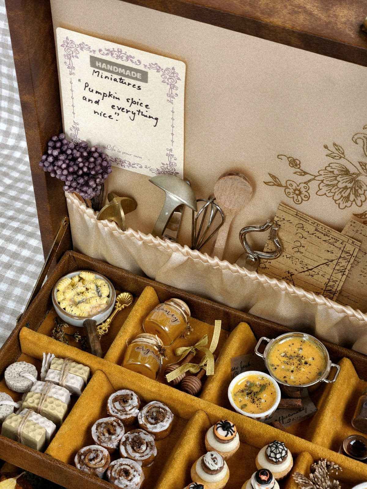 CINNAMON SCROLL with plate - 1:6 scale - MINIATURE NON EDIBLE