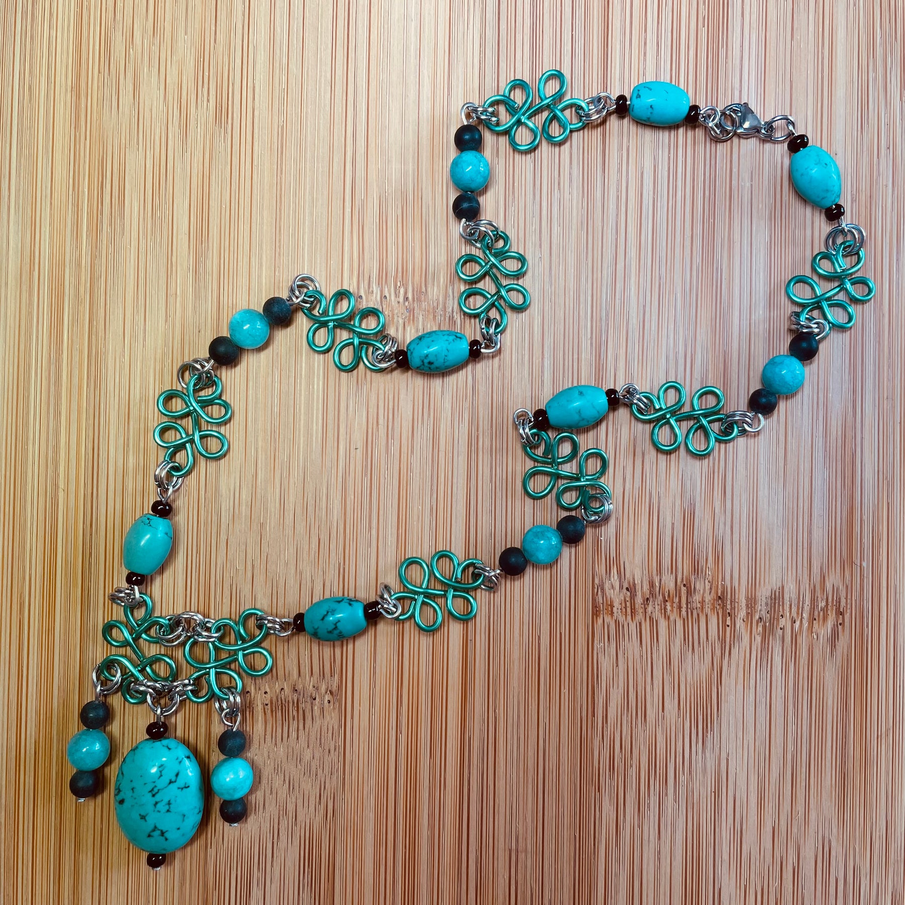 “Be Seen in Green” Gemstone and Wire Necklace