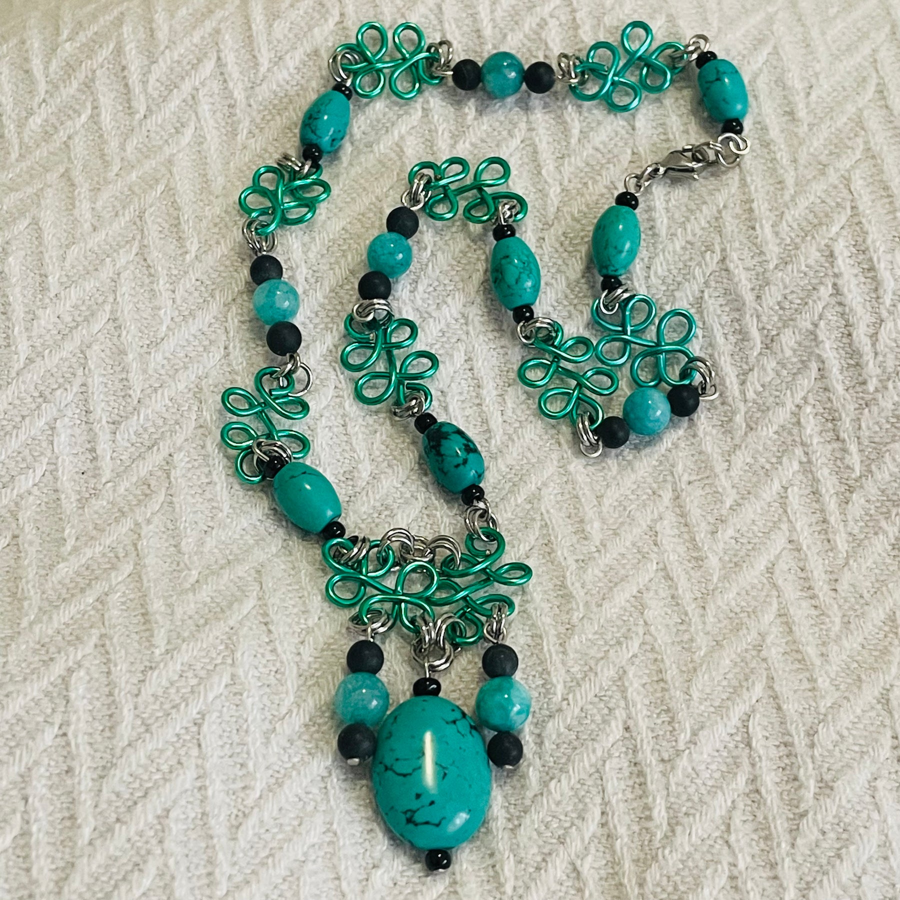 “Be Seen in Green” Gemstone and Wire Necklace