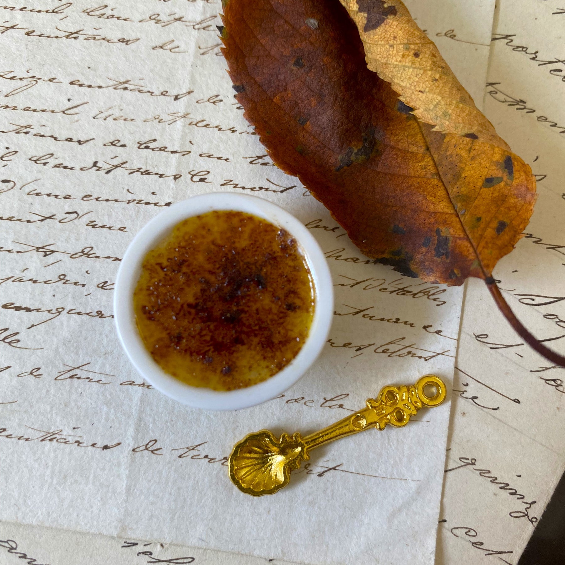 Crème brûlée with spoon - Oversize