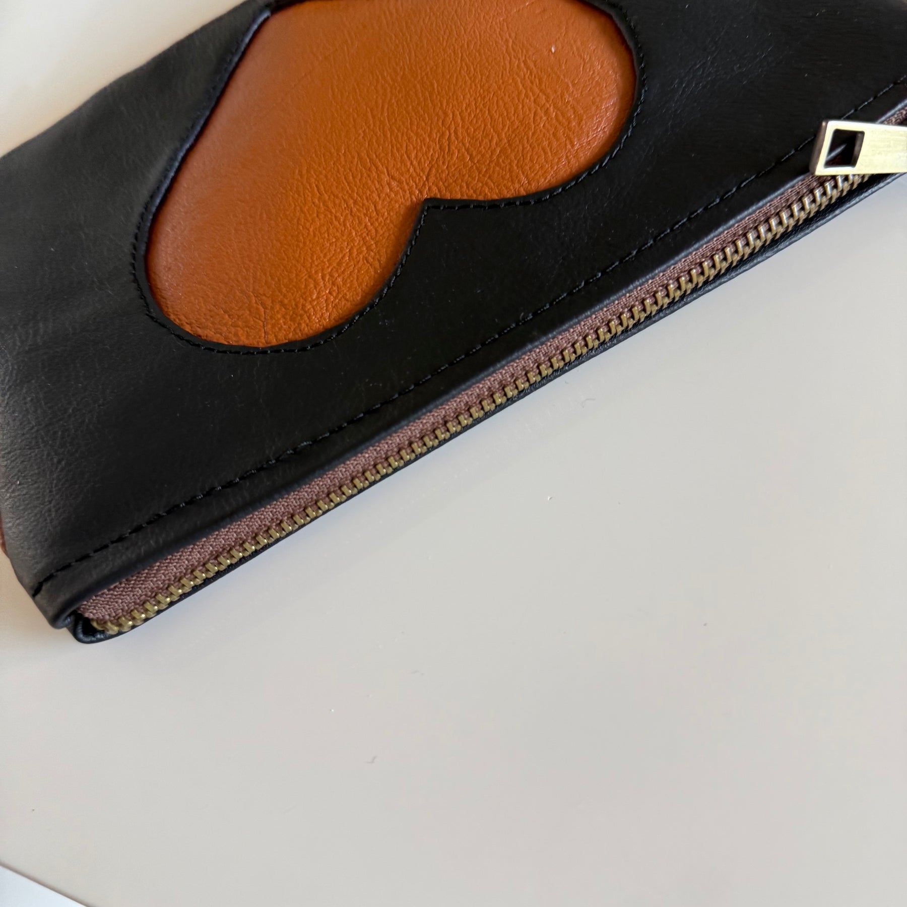 Leather pouch / makeup bag ’Tan heart’