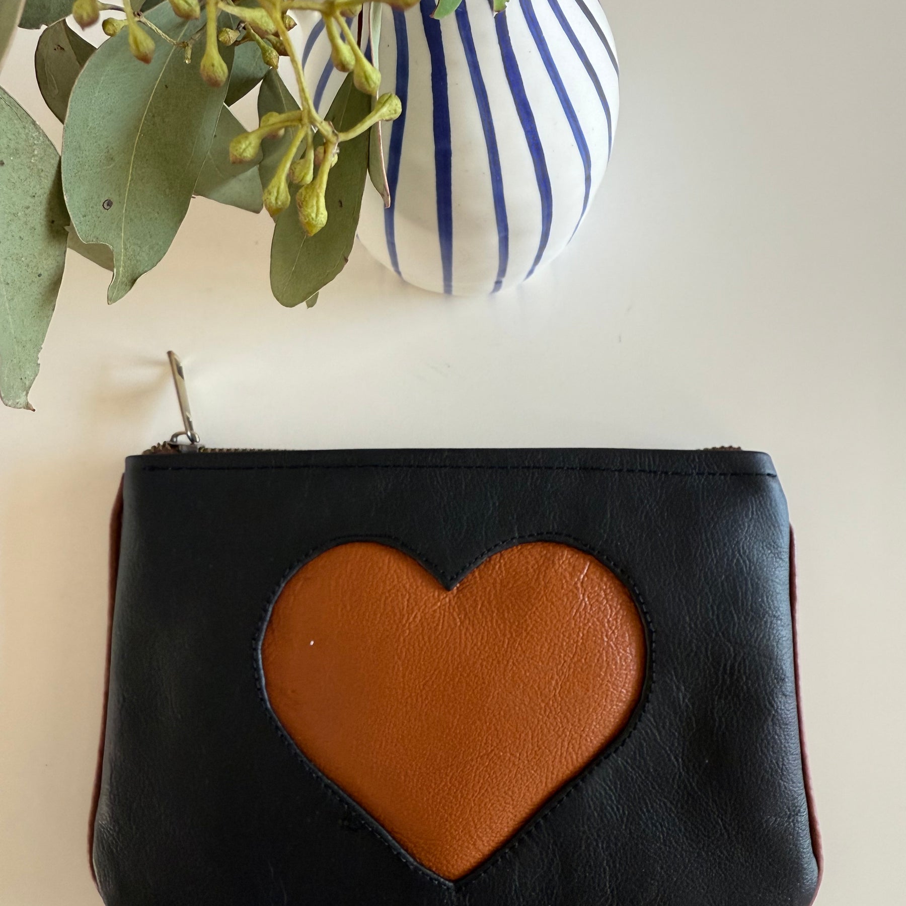 Leather pouch / makeup bag ’Tan heart’