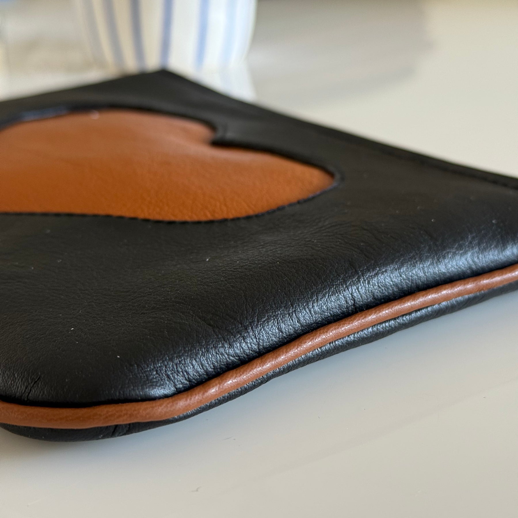 Leather pouch / makeup bag ’Tan heart’