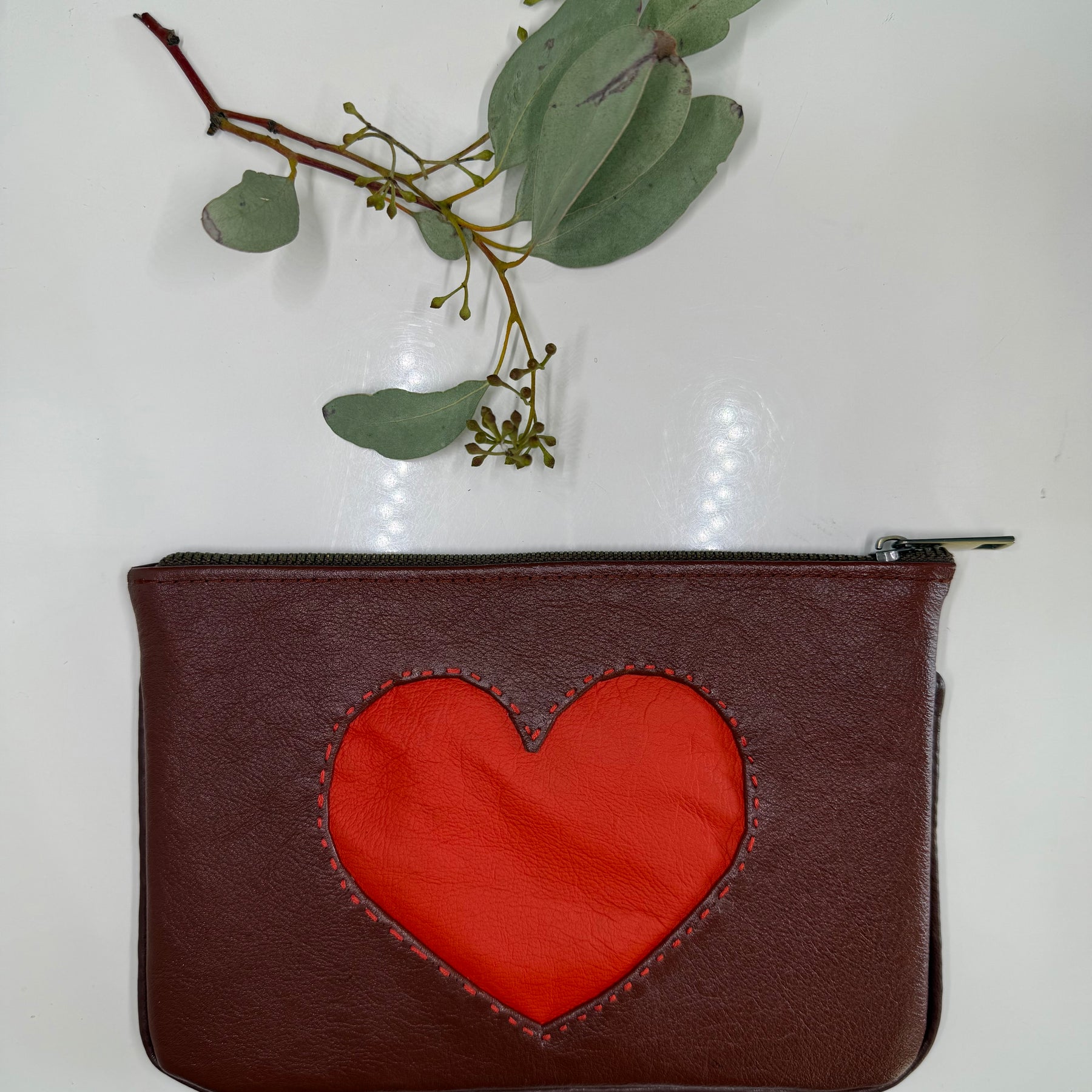 Leather pouch / makeup bag ‘Vermilion Heart’