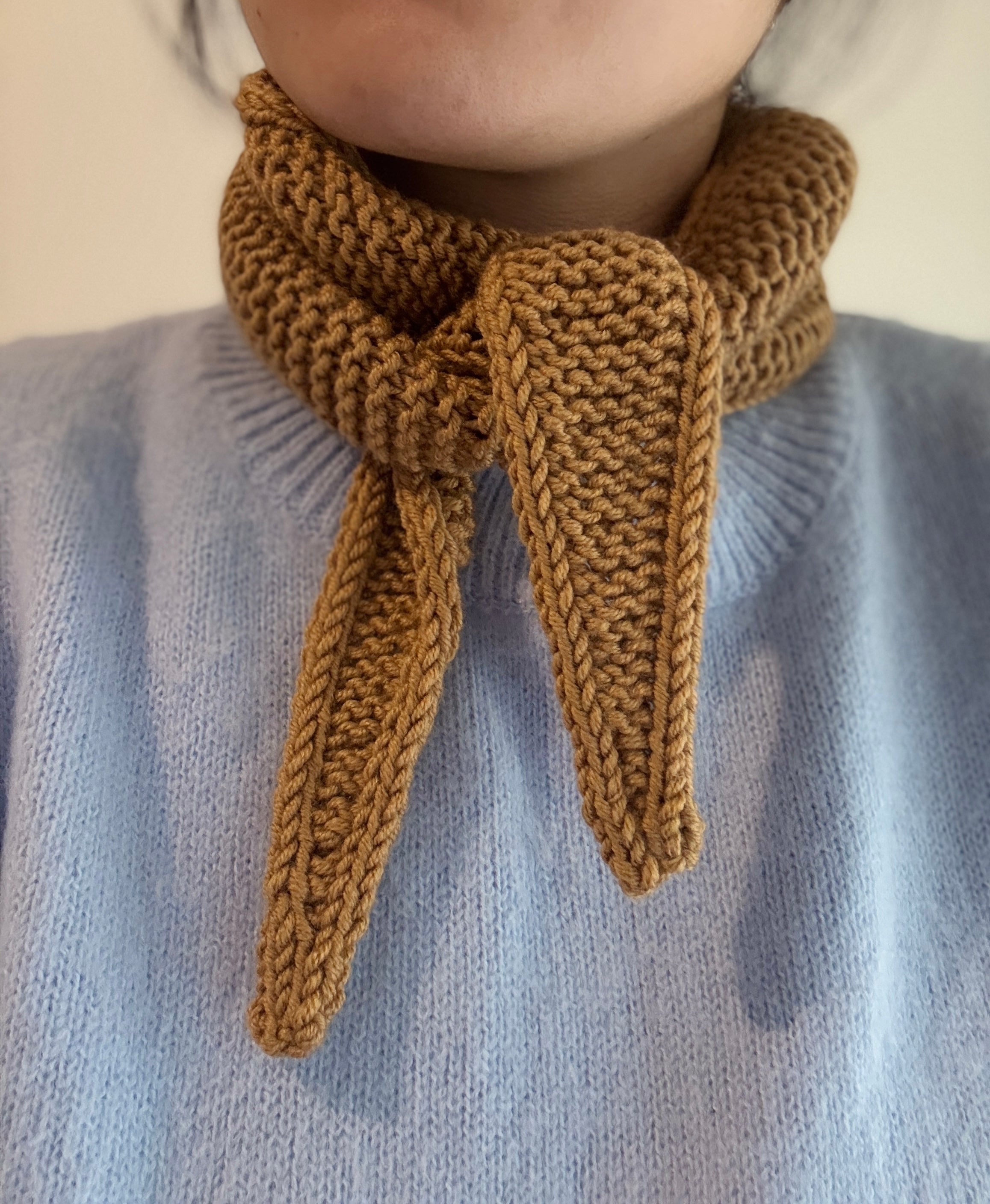 Knitted sophie scarf in dark sand