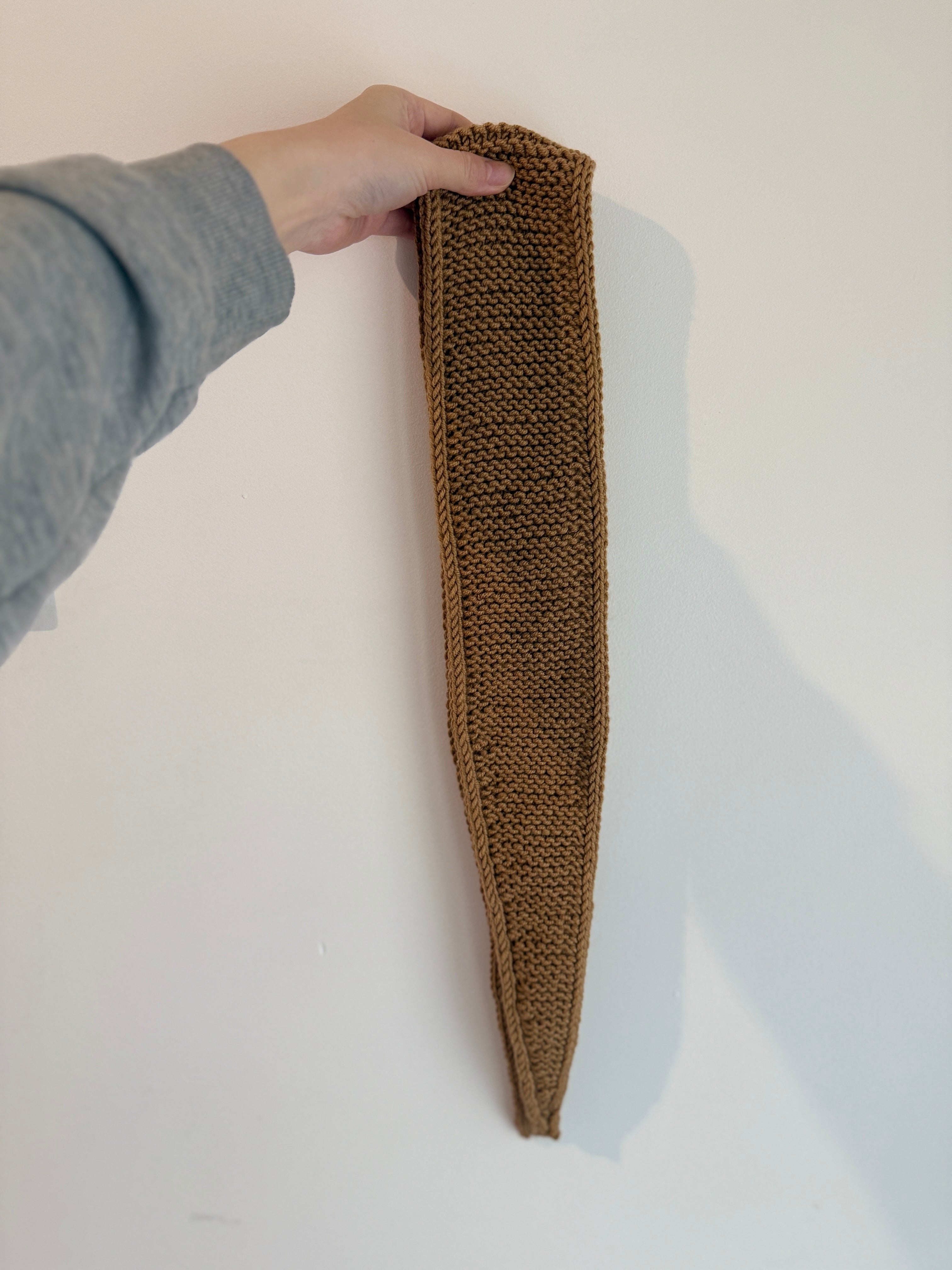 Knitted sophie scarf in dark sand