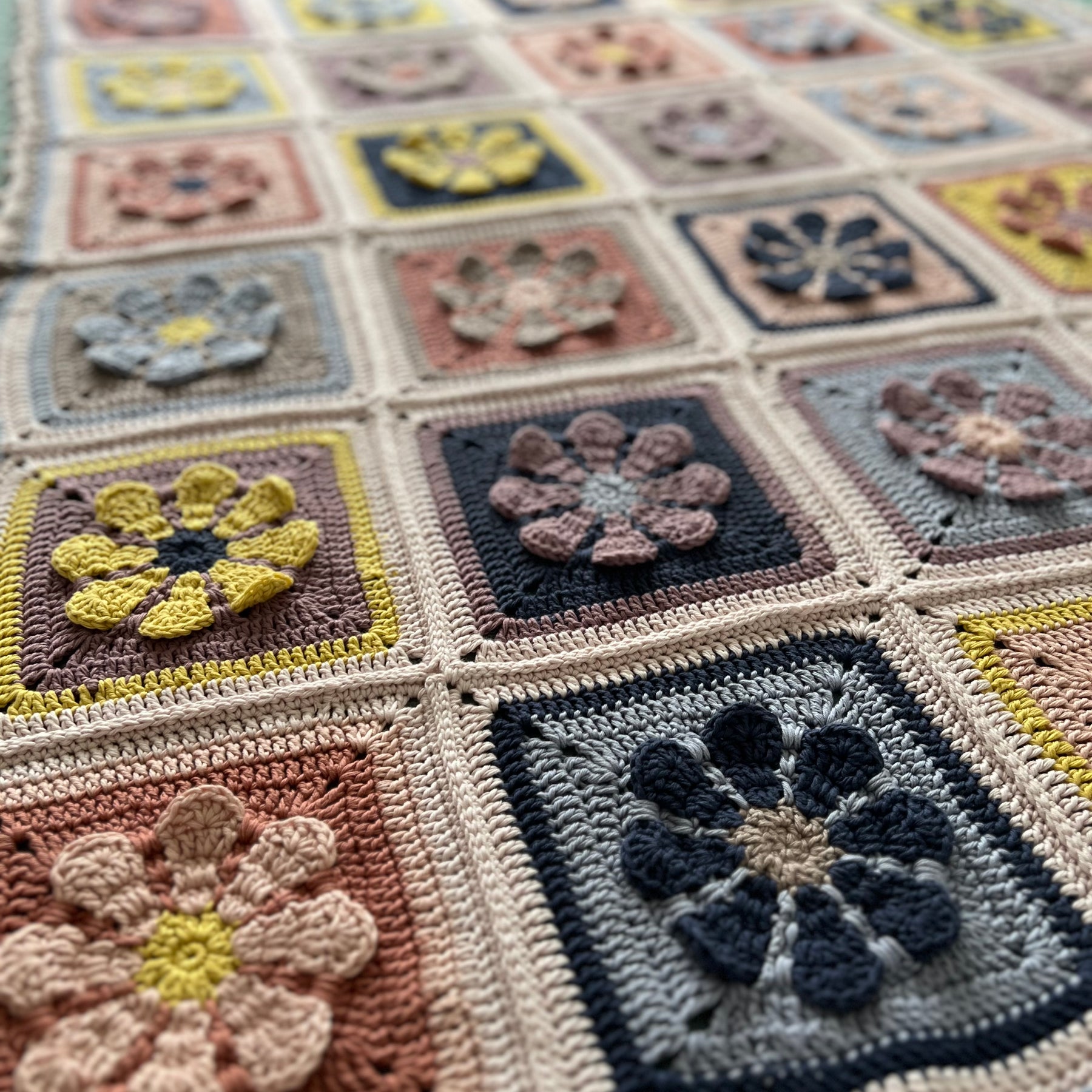 Crochet Retro Daisy Blanket