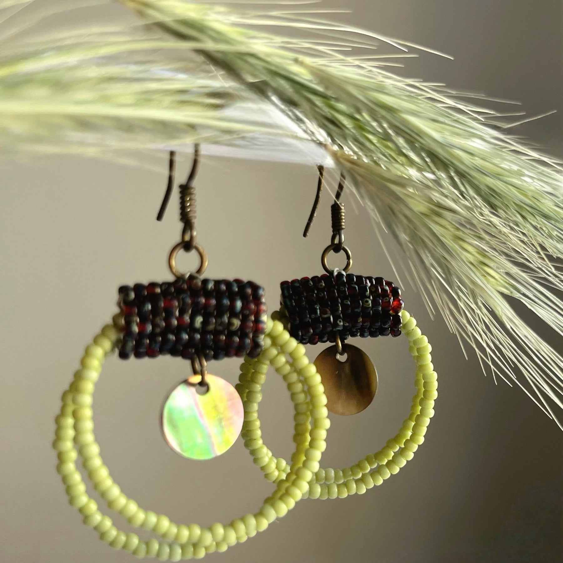 SAVANNA SUN | dangle earrings | green, brown, pearl | beaded